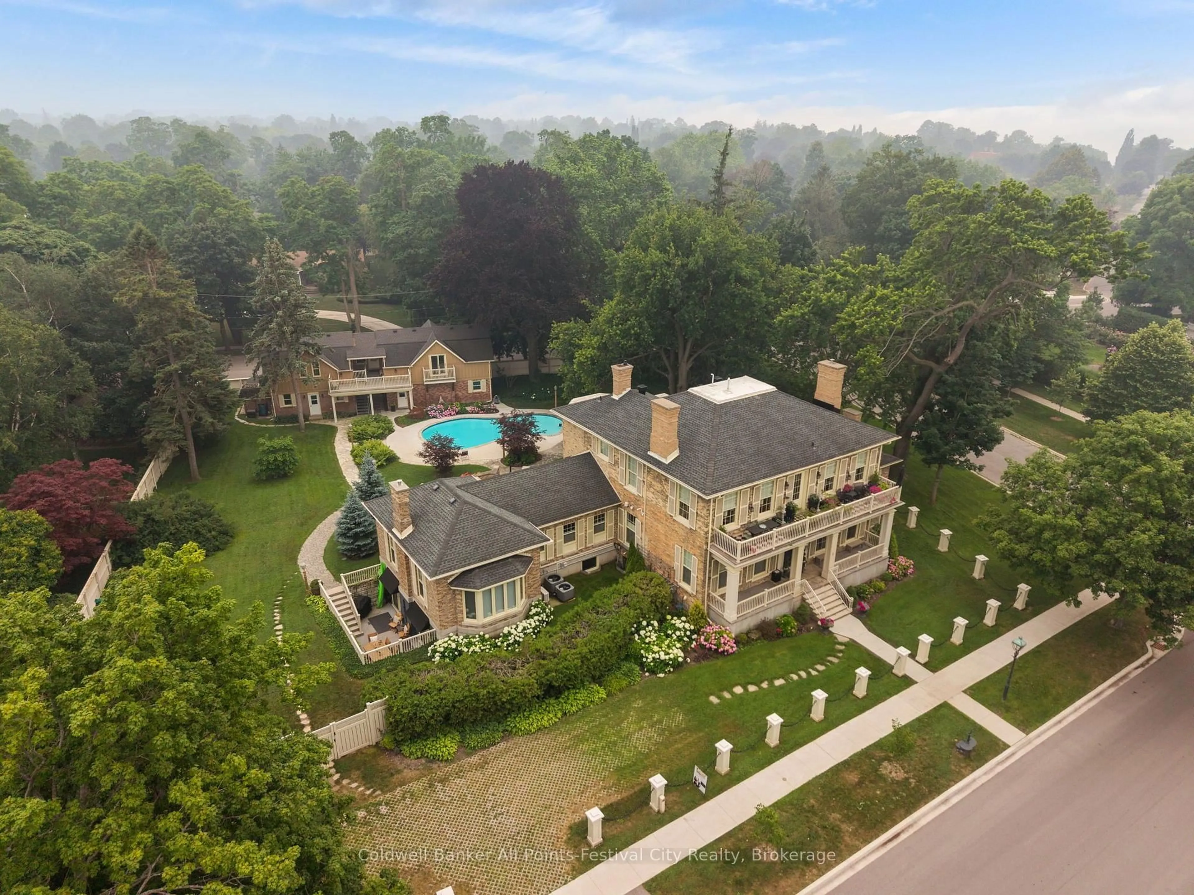 A pic from outside/outdoor area/front of a property/back of a property/a pic from drone, unknown for 5 Cobourg St #400, Goderich Ontario N7A 2J1