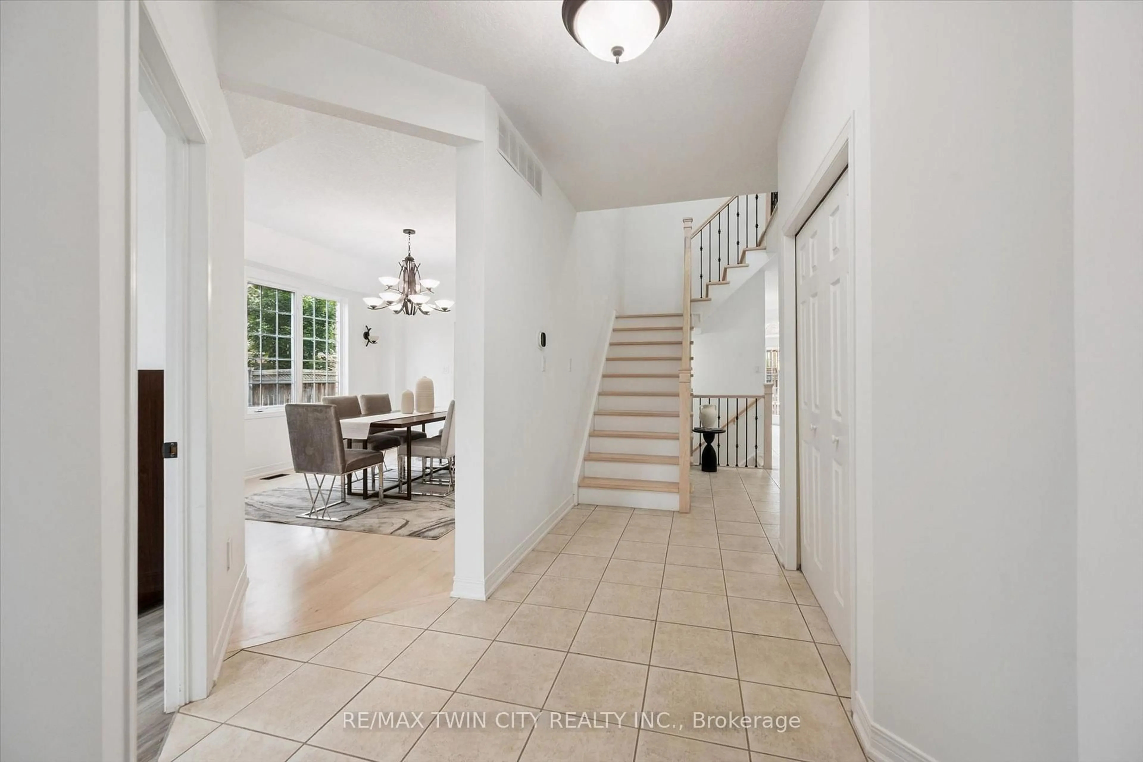 Indoor foyer for 608 Bluenose Cres, Waterloo Ontario N2K 4C5