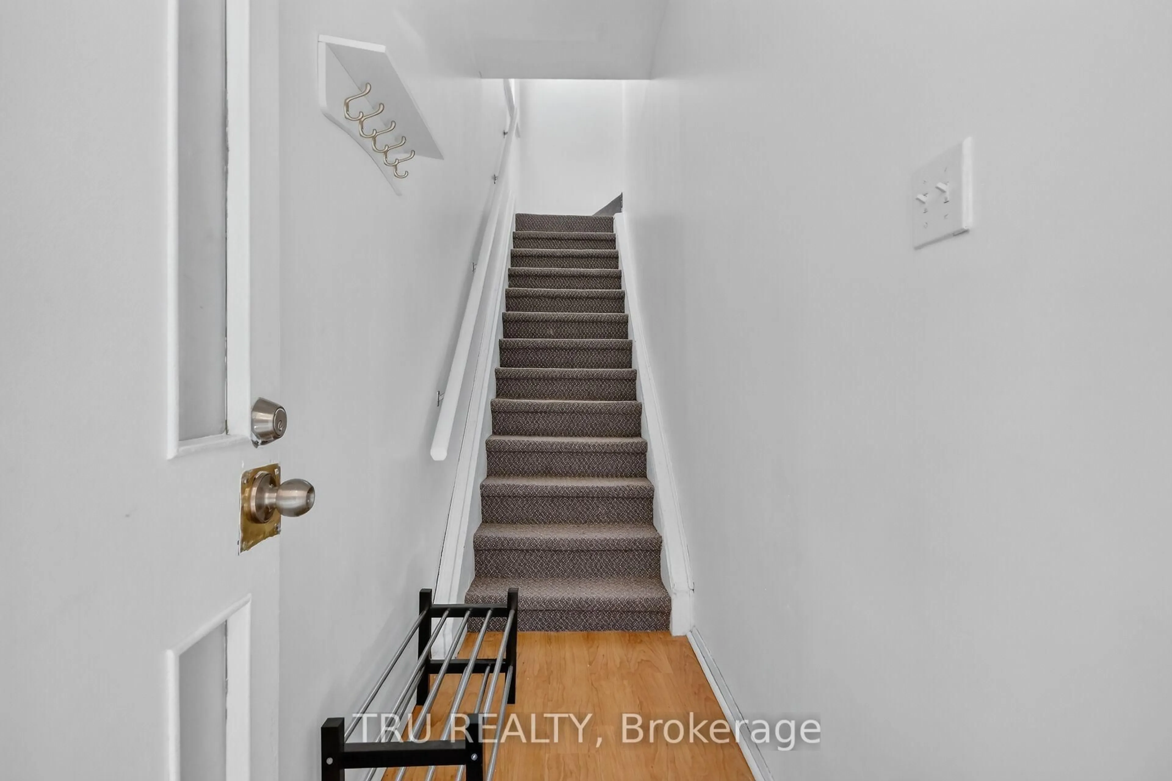 Indoor entryway for 45 Bell St, Ottawa Ontario K1R 7C5