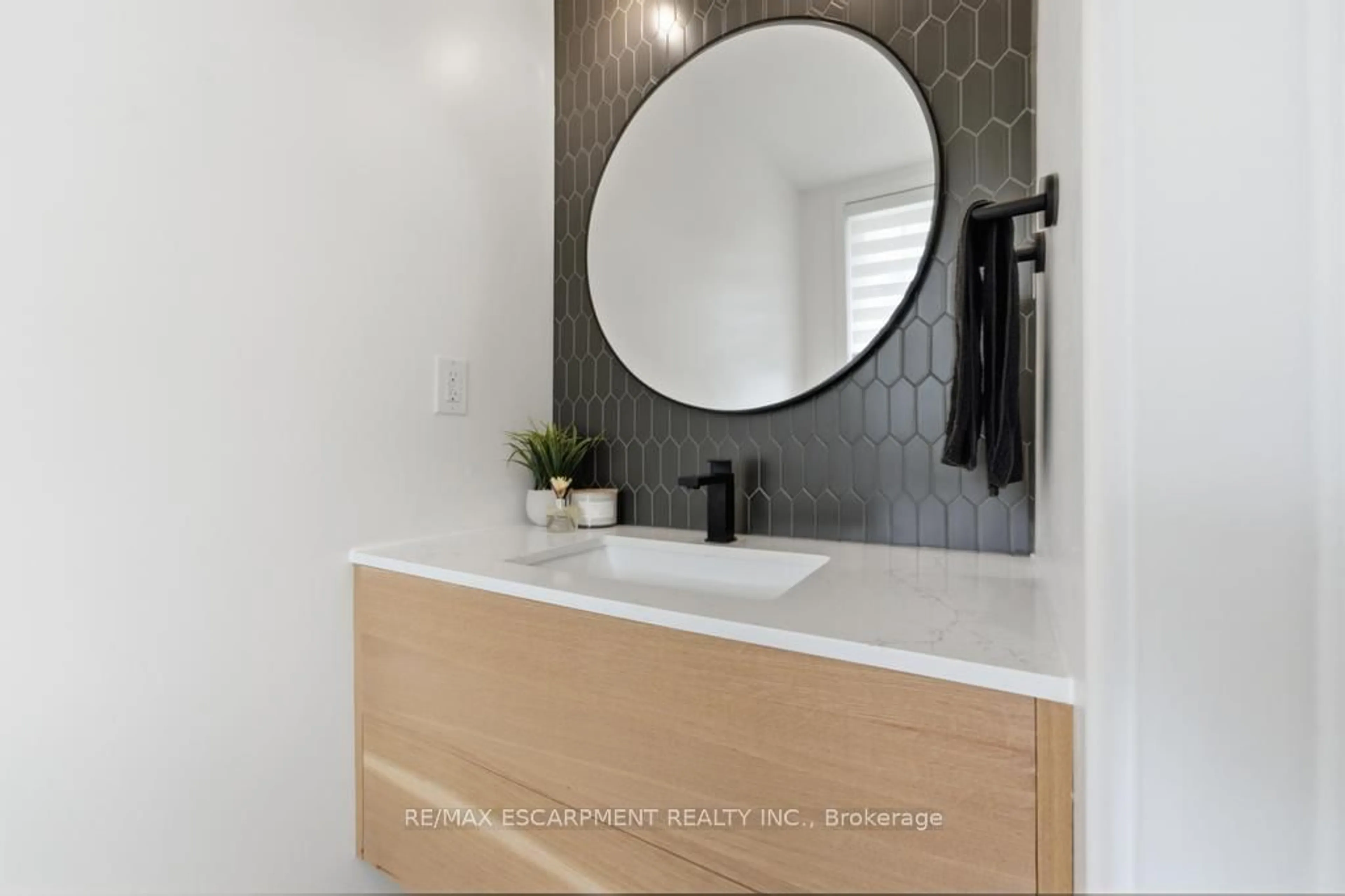 Contemporary bathroom, ceramic/tile floor for 10 Cooke Ave, Brantford Ontario N3T 0S2