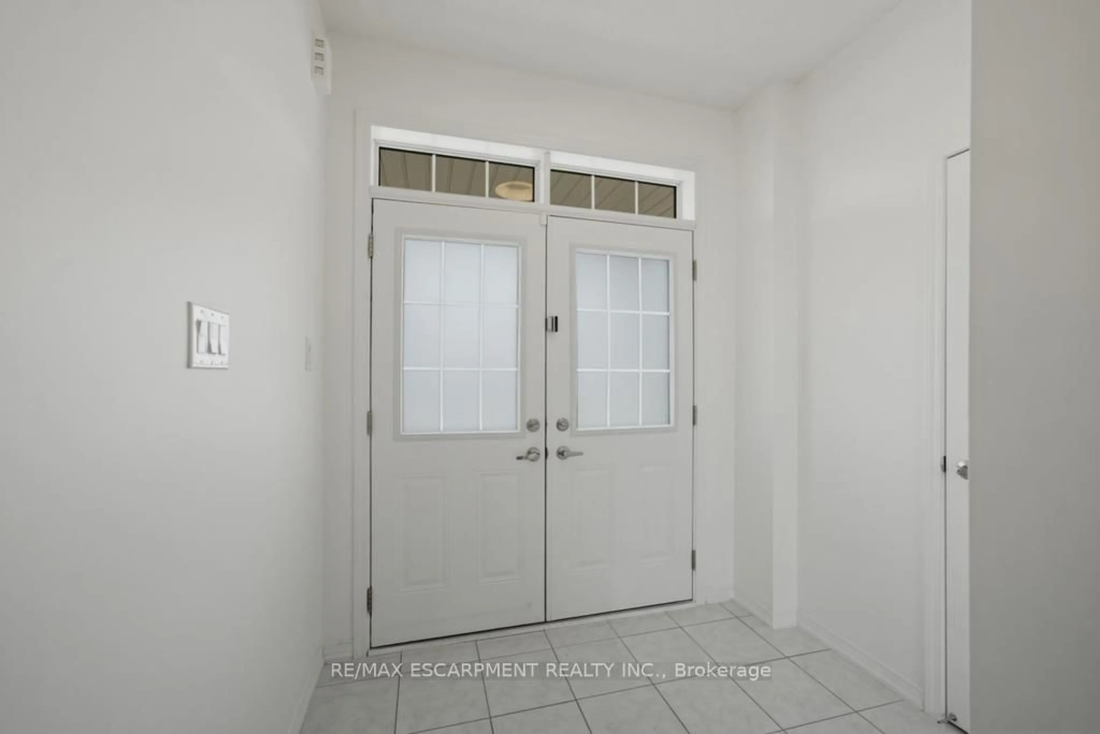 Indoor entryway for 10 Cooke Ave, Brantford Ontario N3T 0S2