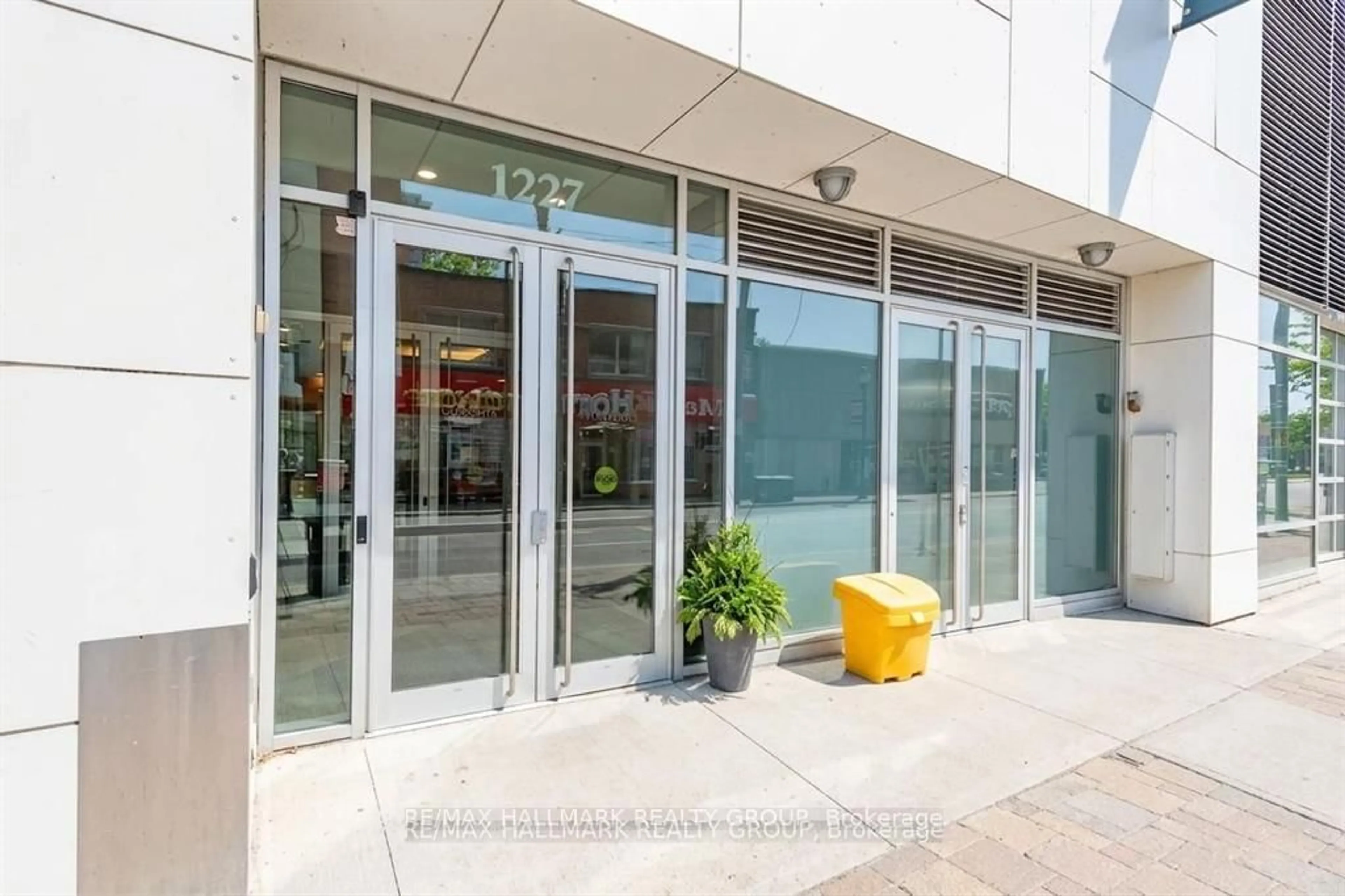 Indoor foyer for 1227 Wellington St #702, Ottawa Ontario K1Y 0G7