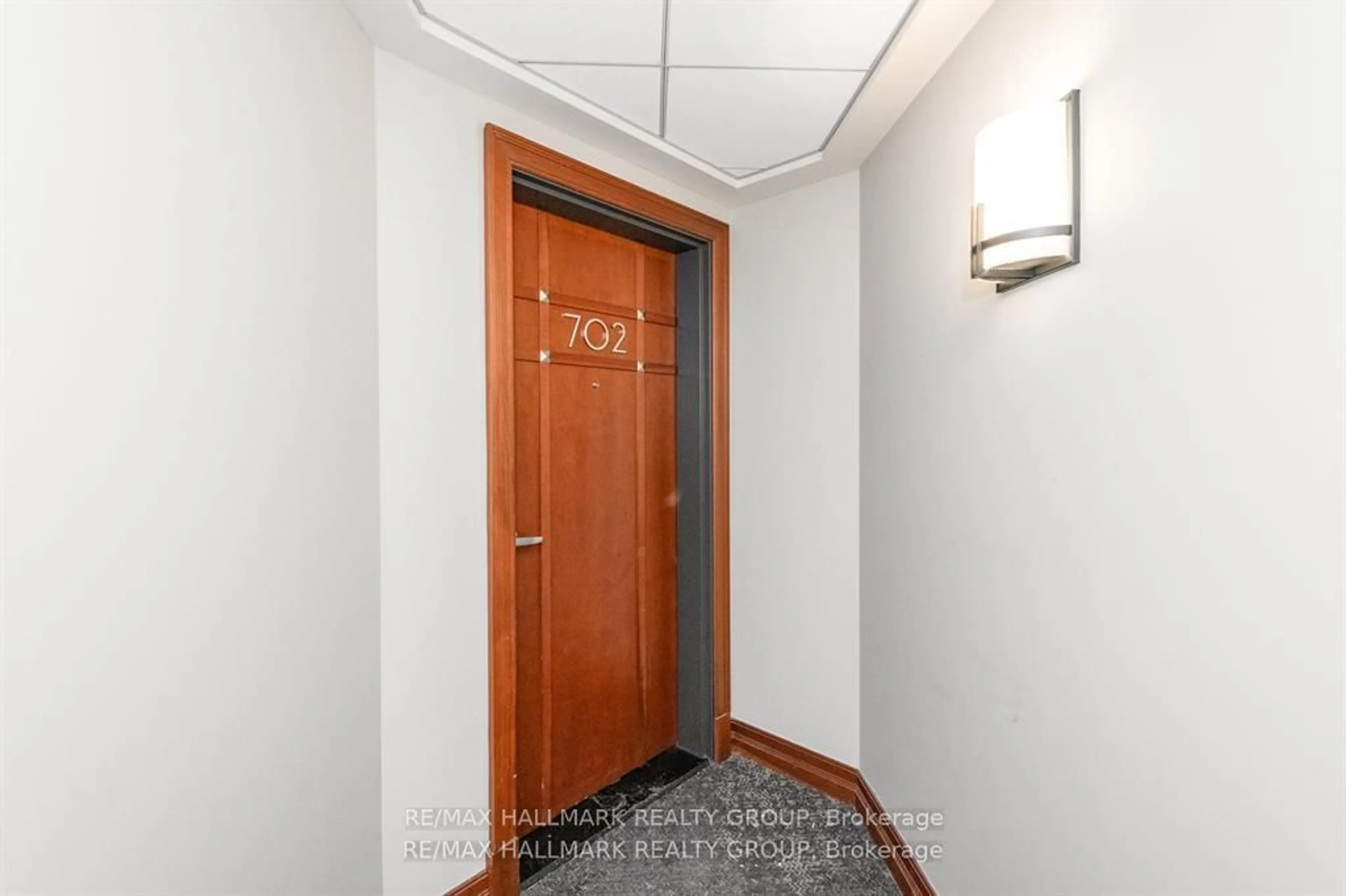 Indoor foyer for 1227 Wellington St #702, Ottawa Ontario K1Y 0G7