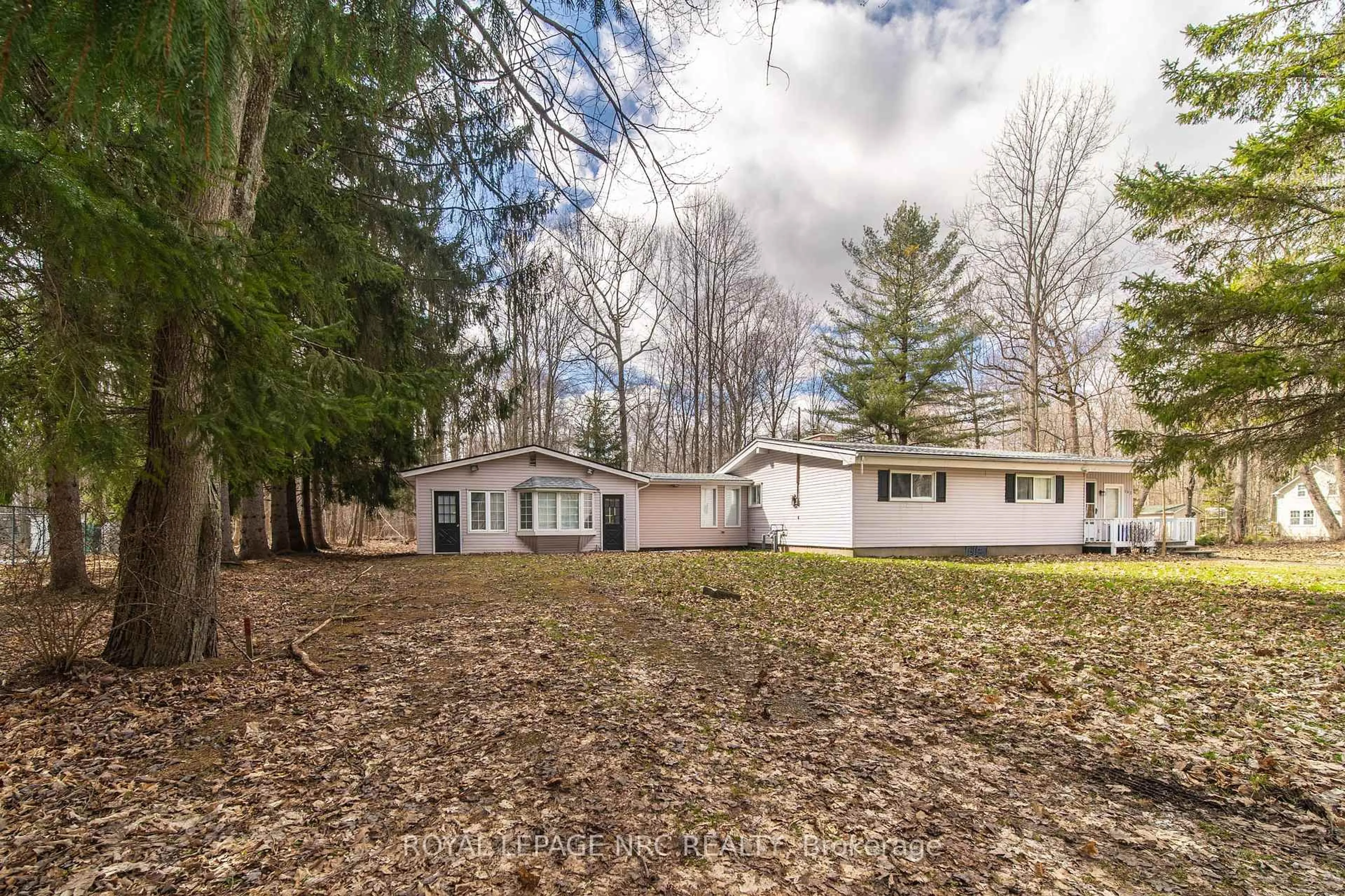A pic from outside/outdoor area/front of a property/back of a property/a pic from drone, unknown for 163 MAPLE LEAF Ave, Fort Erie Ontario L0S 1N0