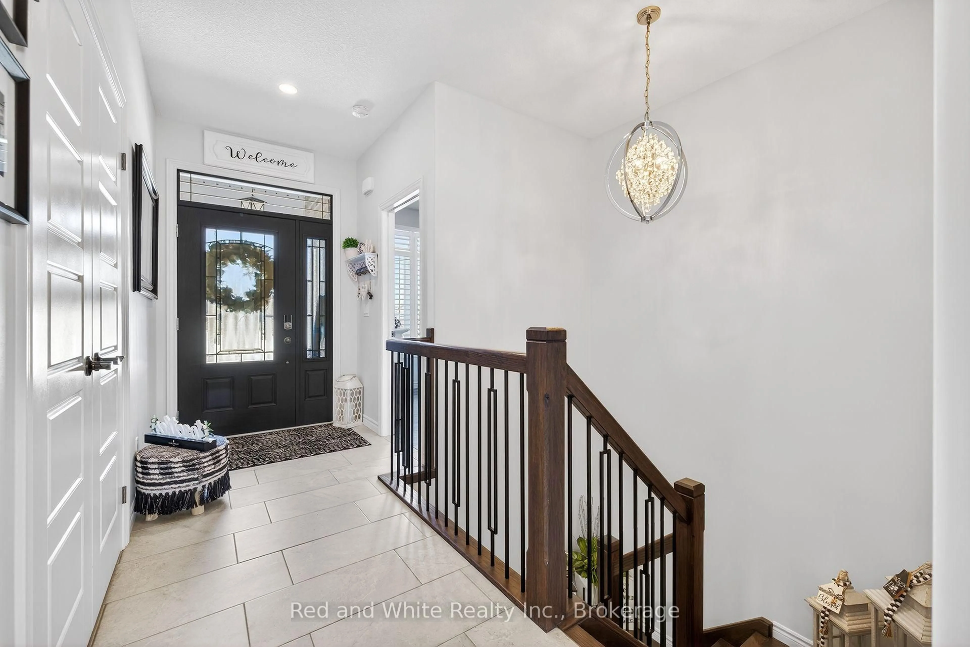 Indoor entryway for 35 Lock St, East Zorra-Tavistock Ontario N0J 1M0