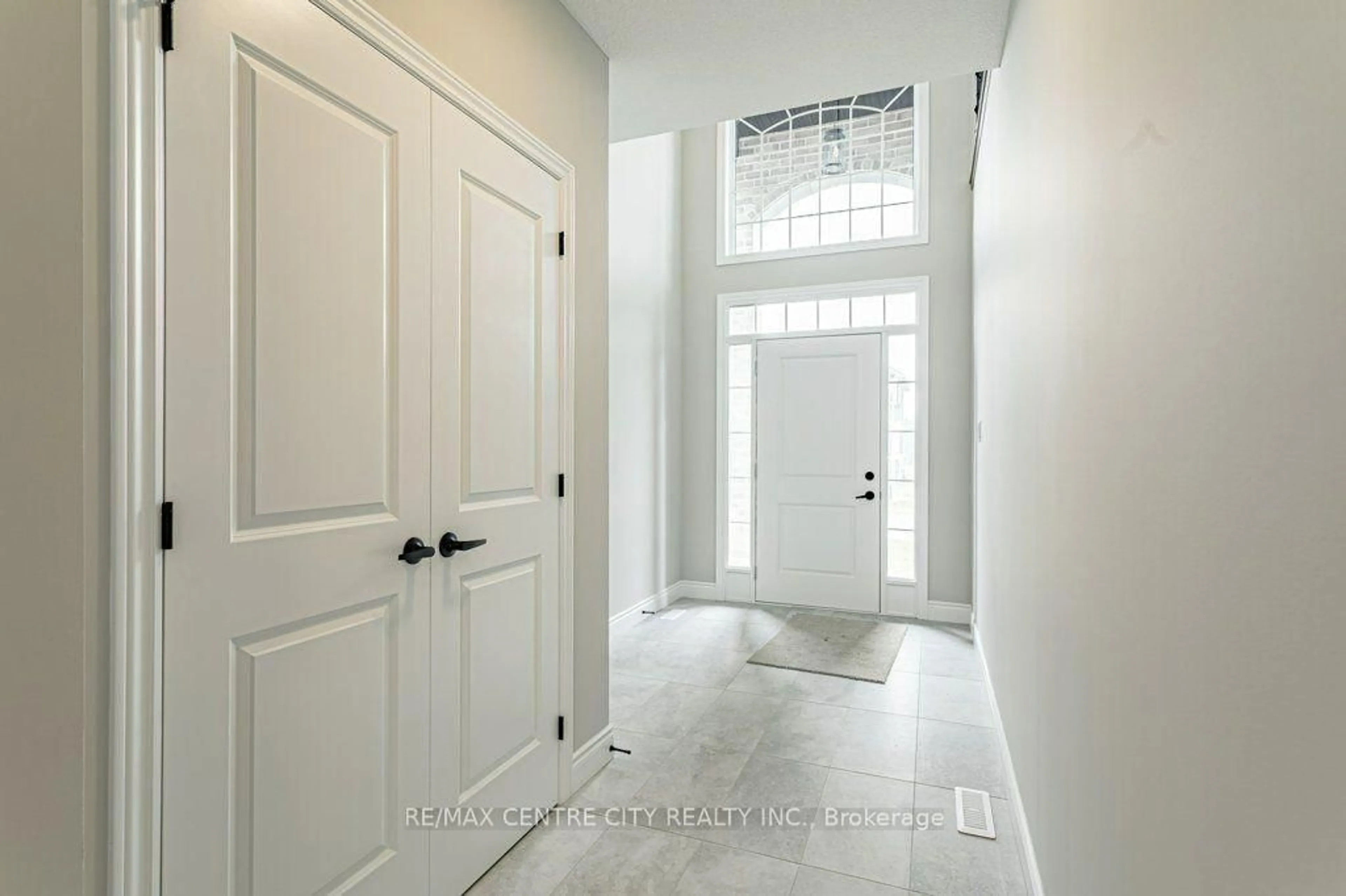 Indoor entryway for 1761 Finley Cres, London North Ontario N6G 0B4
