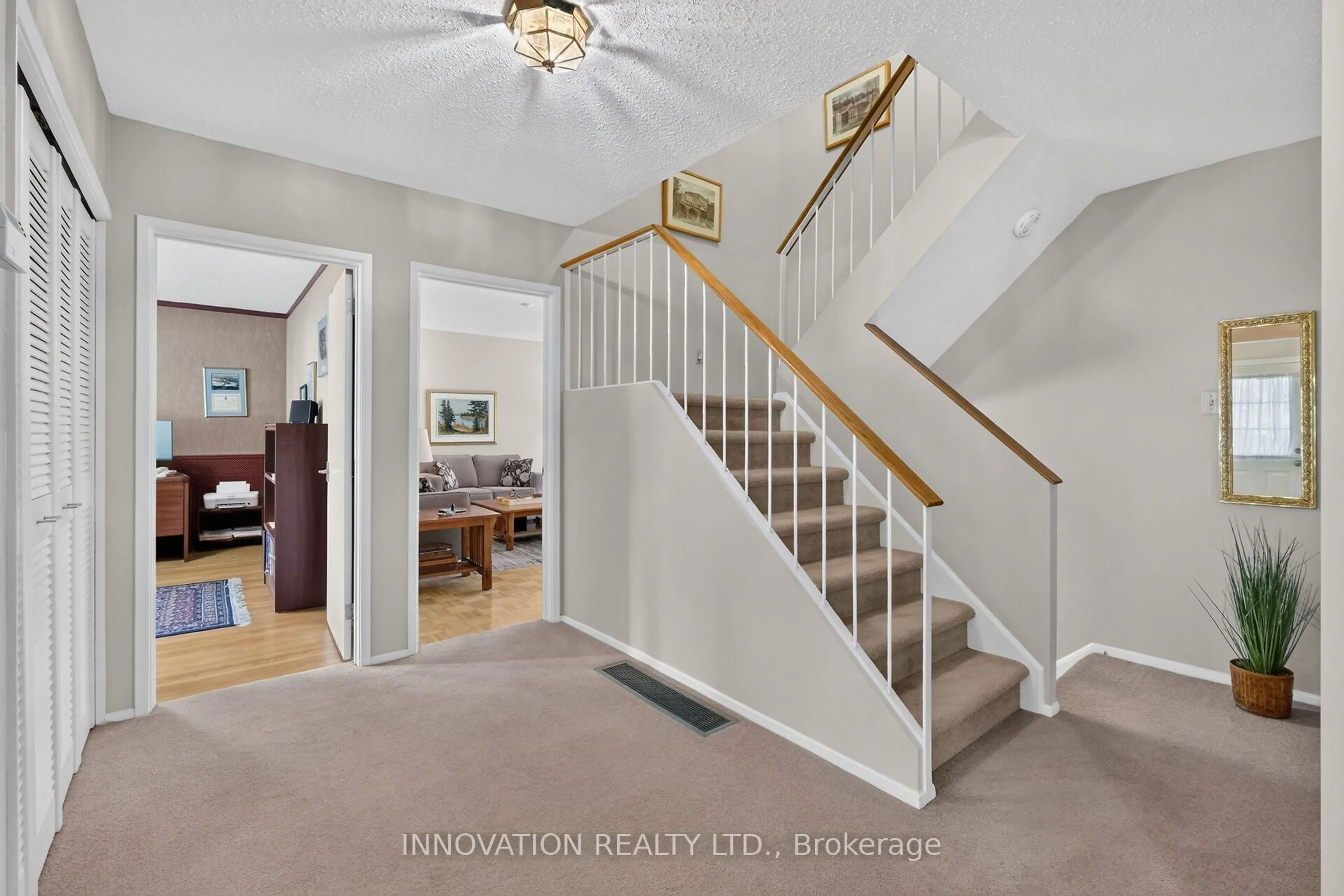 Indoor entryway for 68 Kingsford Crt, Kanata Ontario K2K 1T9