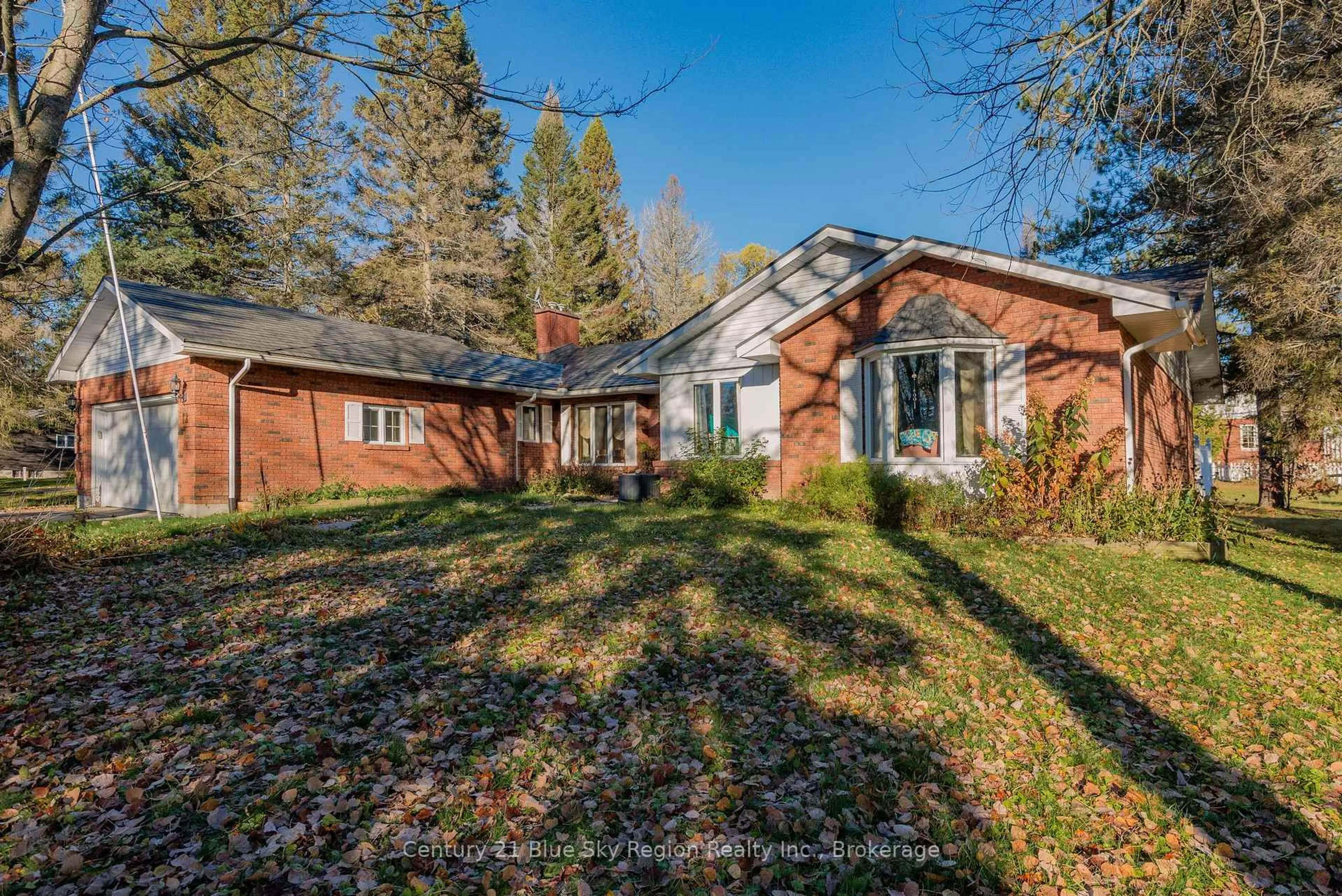 A pic from outside/outdoor area/front of a property/back of a property/a pic from drone, unknown for 12 Robert St, Sundridge Ontario P0A 1Z0