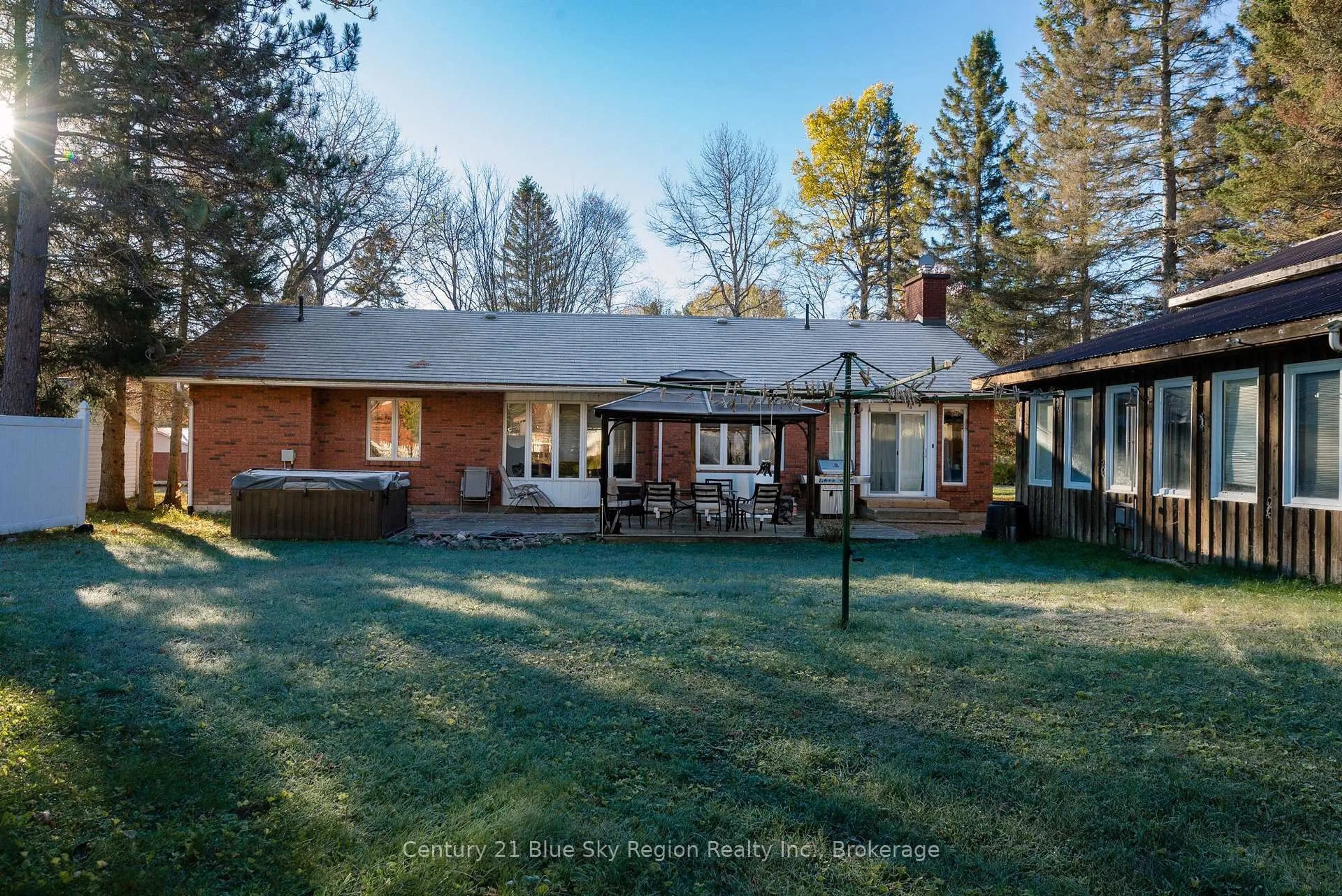 A pic from outside/outdoor area/front of a property/back of a property/a pic from drone, unknown for 12 Robert St, Sundridge Ontario P0A 1Z0