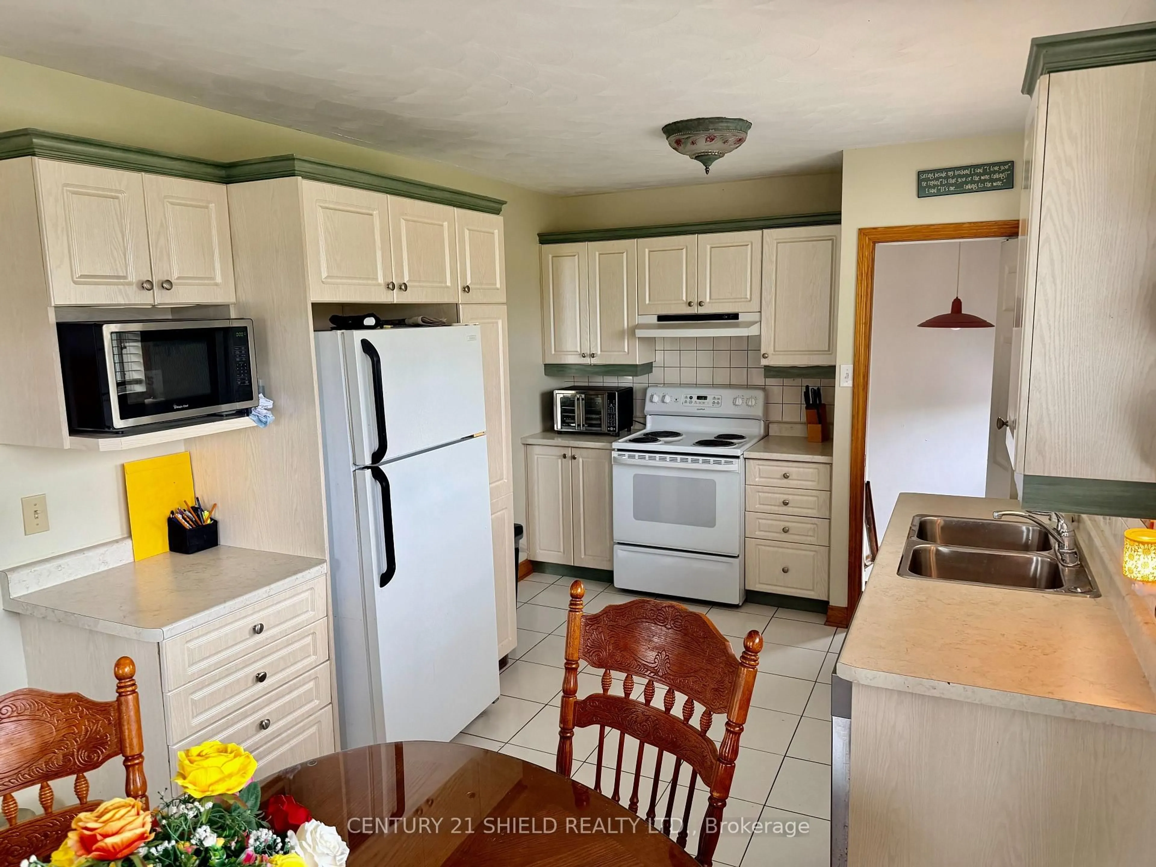Standard kitchen, ceramic/tile floor for 785 Sandfield Cres, Cornwall Ontario K6H 5C4