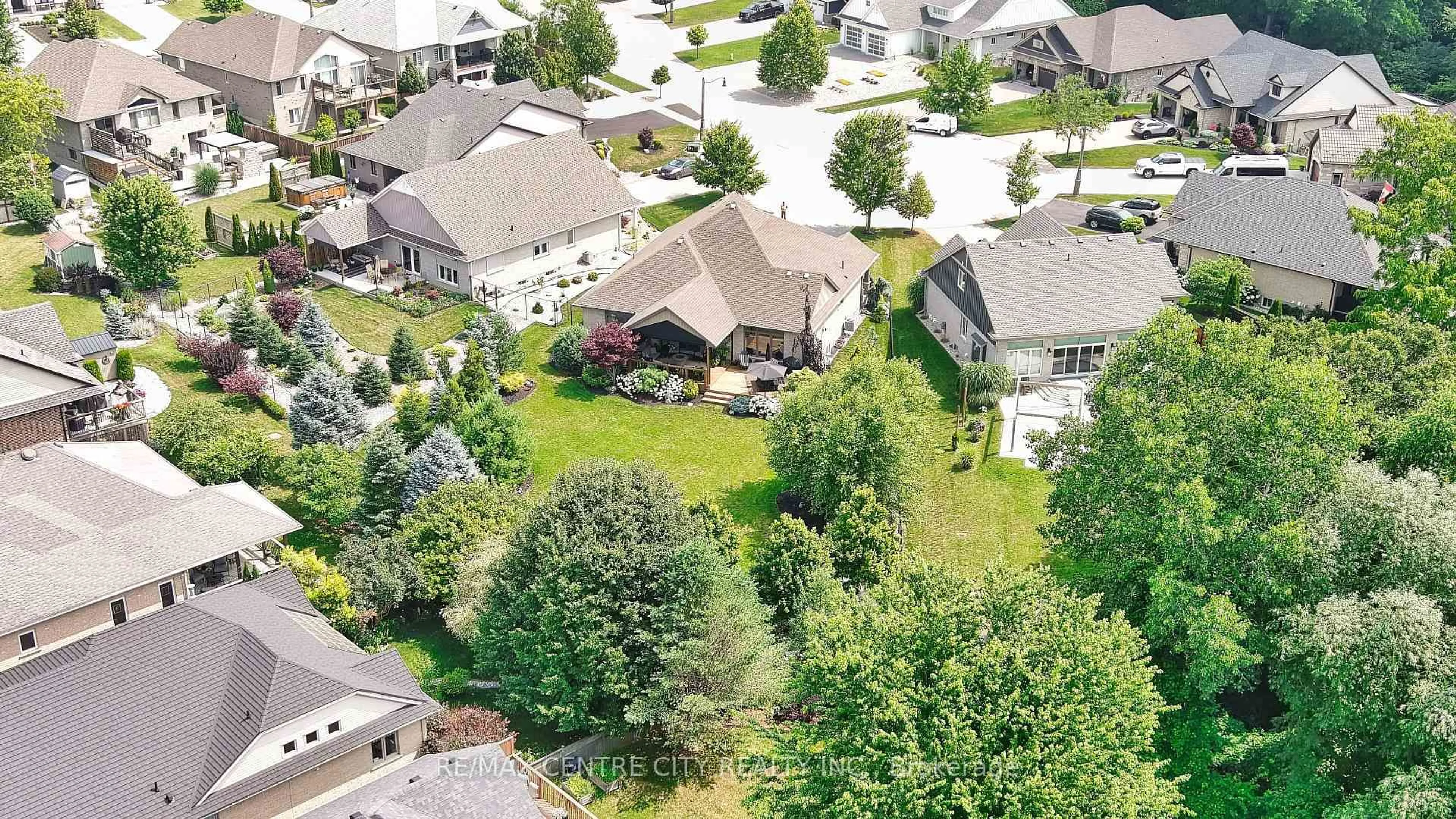 A pic from outside/outdoor area/front of a property/back of a property/a pic from drone, street for 23 LINCOLN'S COVE, Central Elgin Ontario N5L 0A8