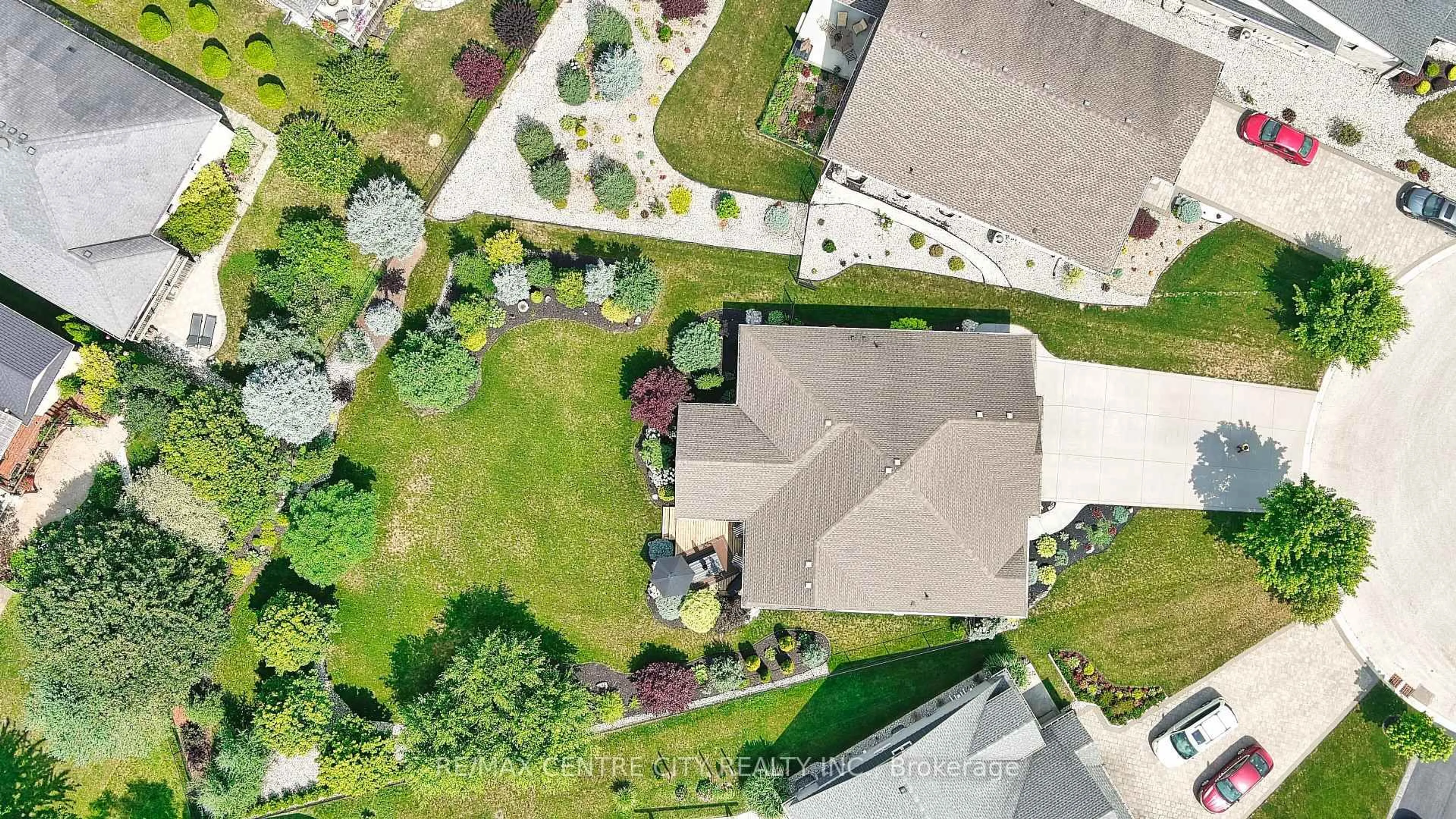 A pic from outside/outdoor area/front of a property/back of a property/a pic from drone, street for 23 LINCOLN'S COVE, Central Elgin Ontario N5L 0A8