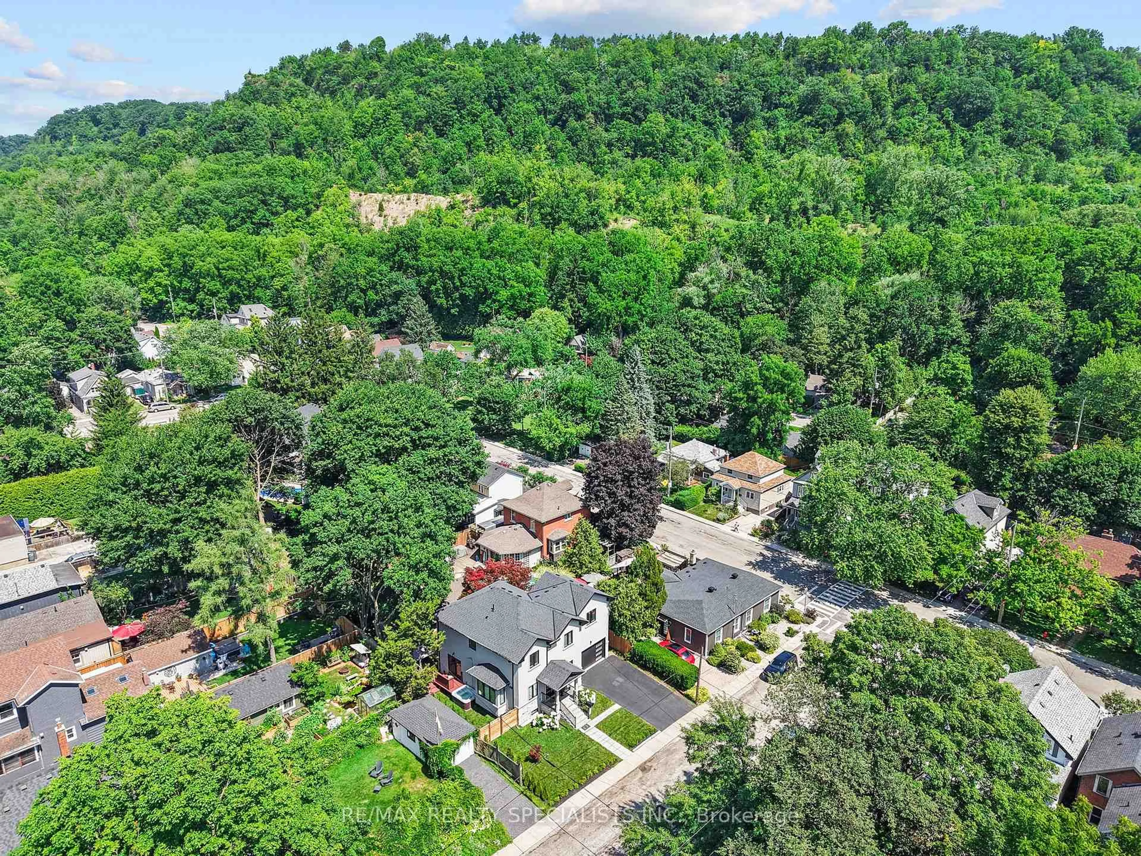 A pic from outside/outdoor area/front of a property/back of a property/a pic from drone, unknown for 24 Peel St, Hamilton Ontario L9H 2Z9