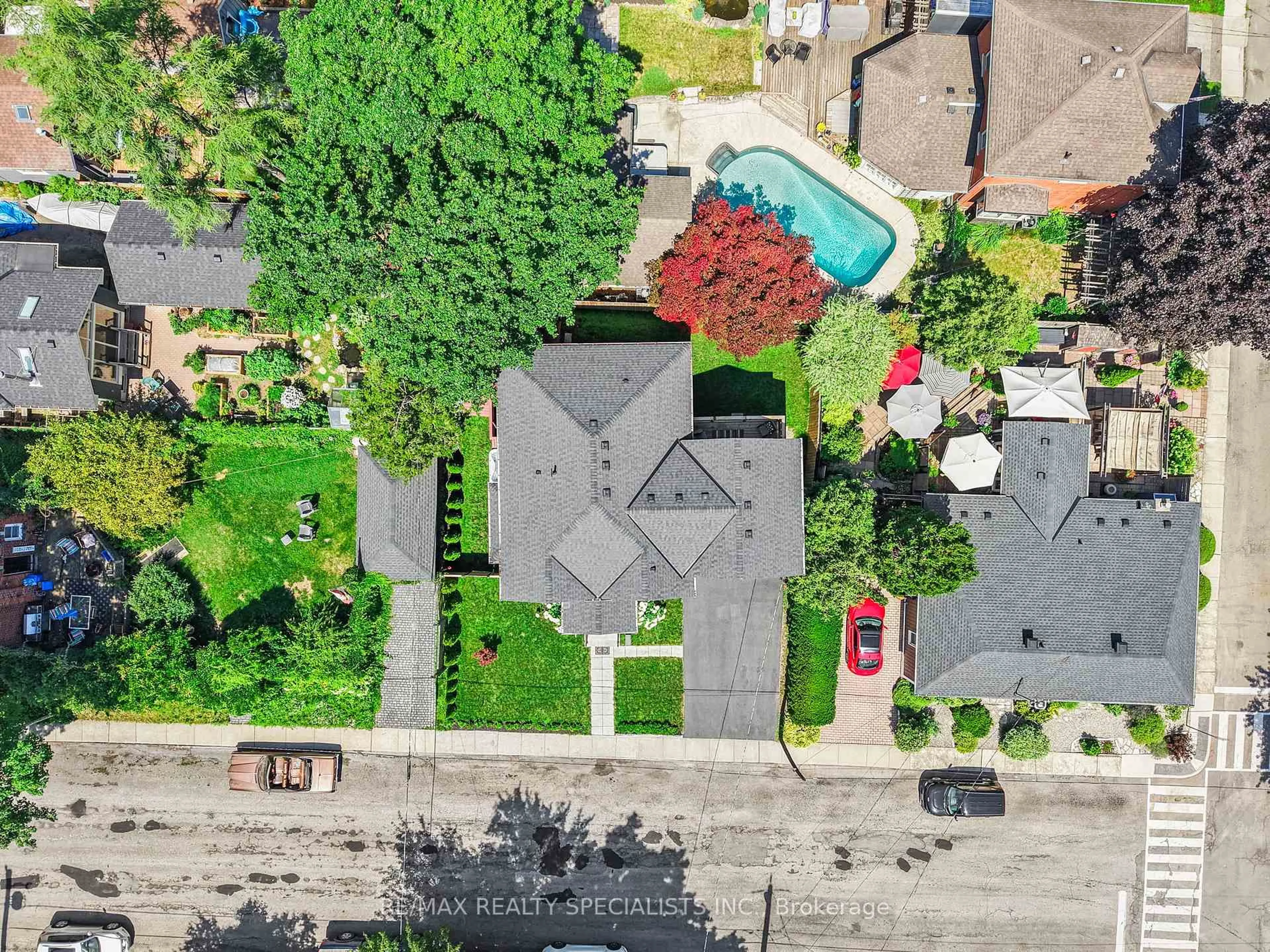 A pic from outside/outdoor area/front of a property/back of a property/a pic from drone, street for 24 Peel St, Hamilton Ontario L9H 2Z9