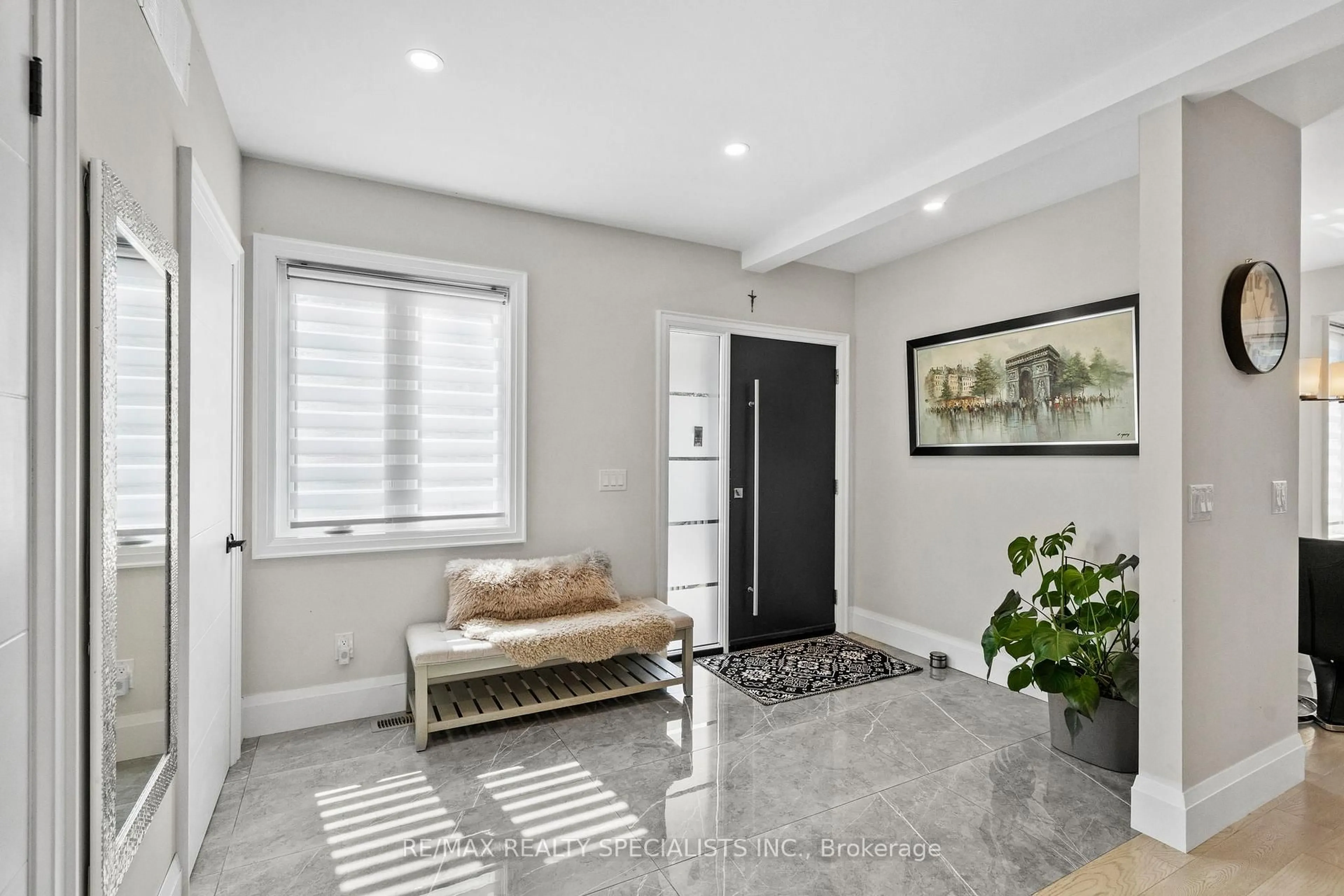 Indoor entryway for 24 Peel St, Hamilton Ontario L9H 2Z9