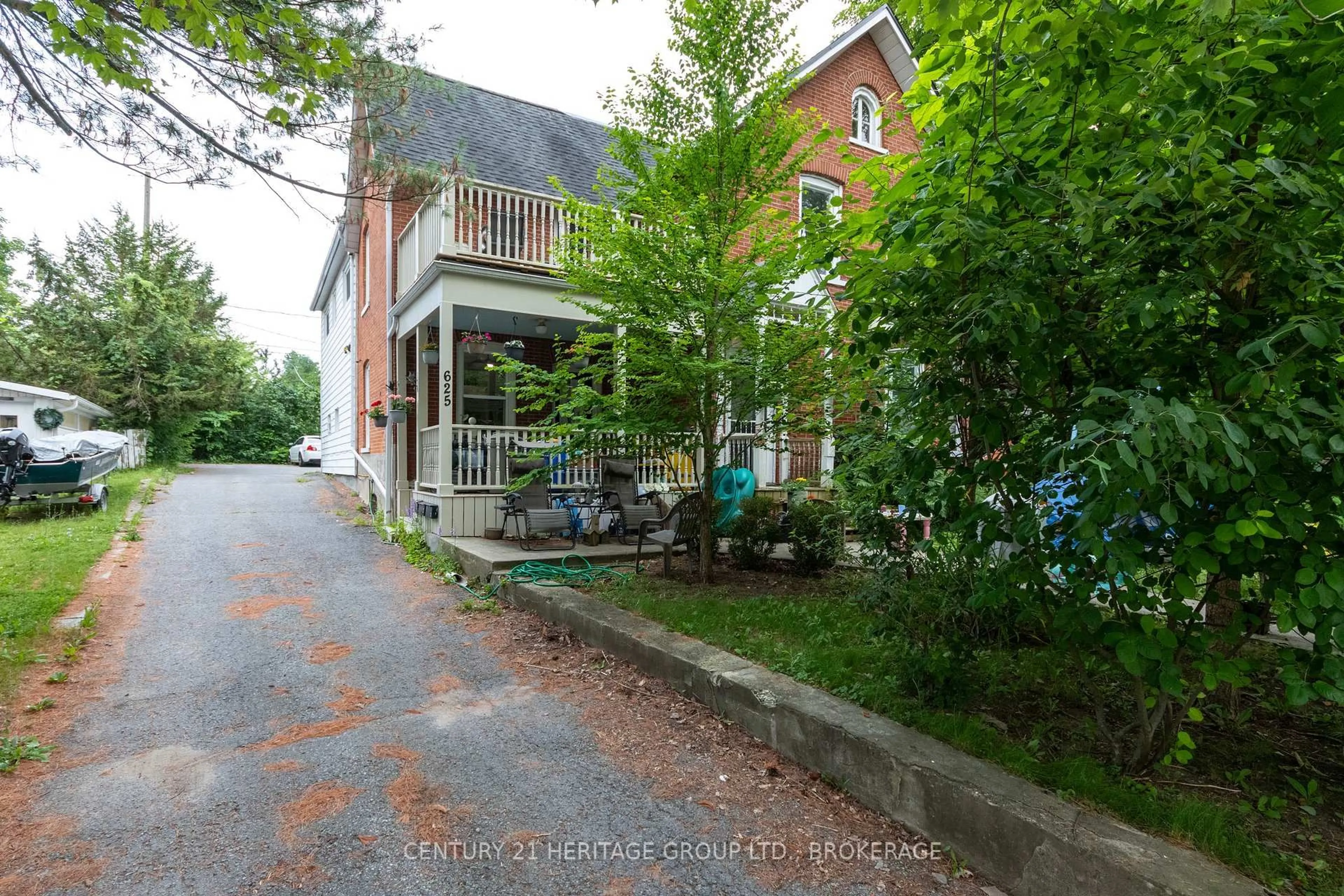 Patio, street for 625 King St, Gananoque Ontario K7G 2H3
