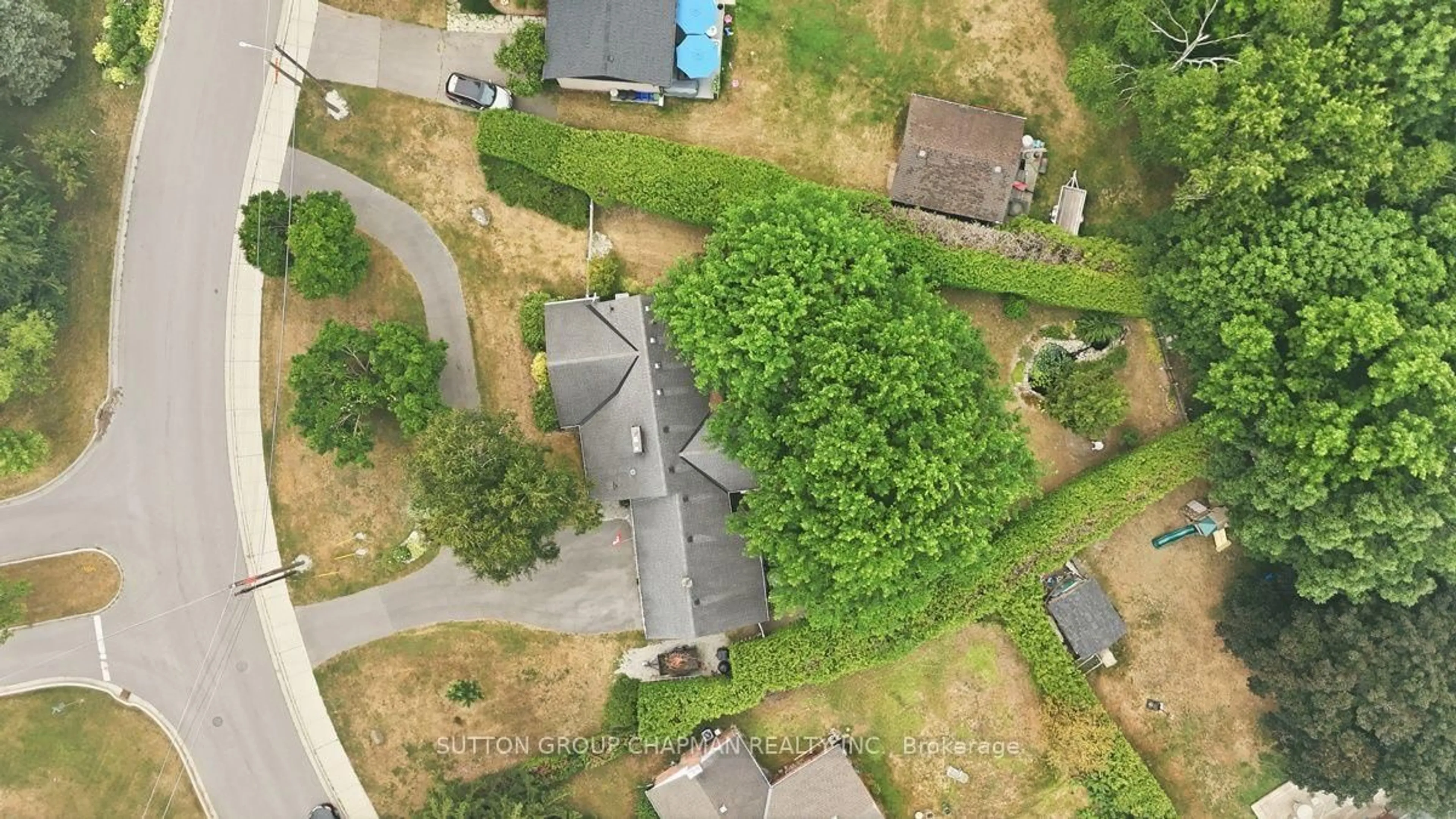 A pic from outside/outdoor area/front of a property/back of a property/a pic from drone, unknown for 763 Oban Cres, London North Ontario N6H 2V8