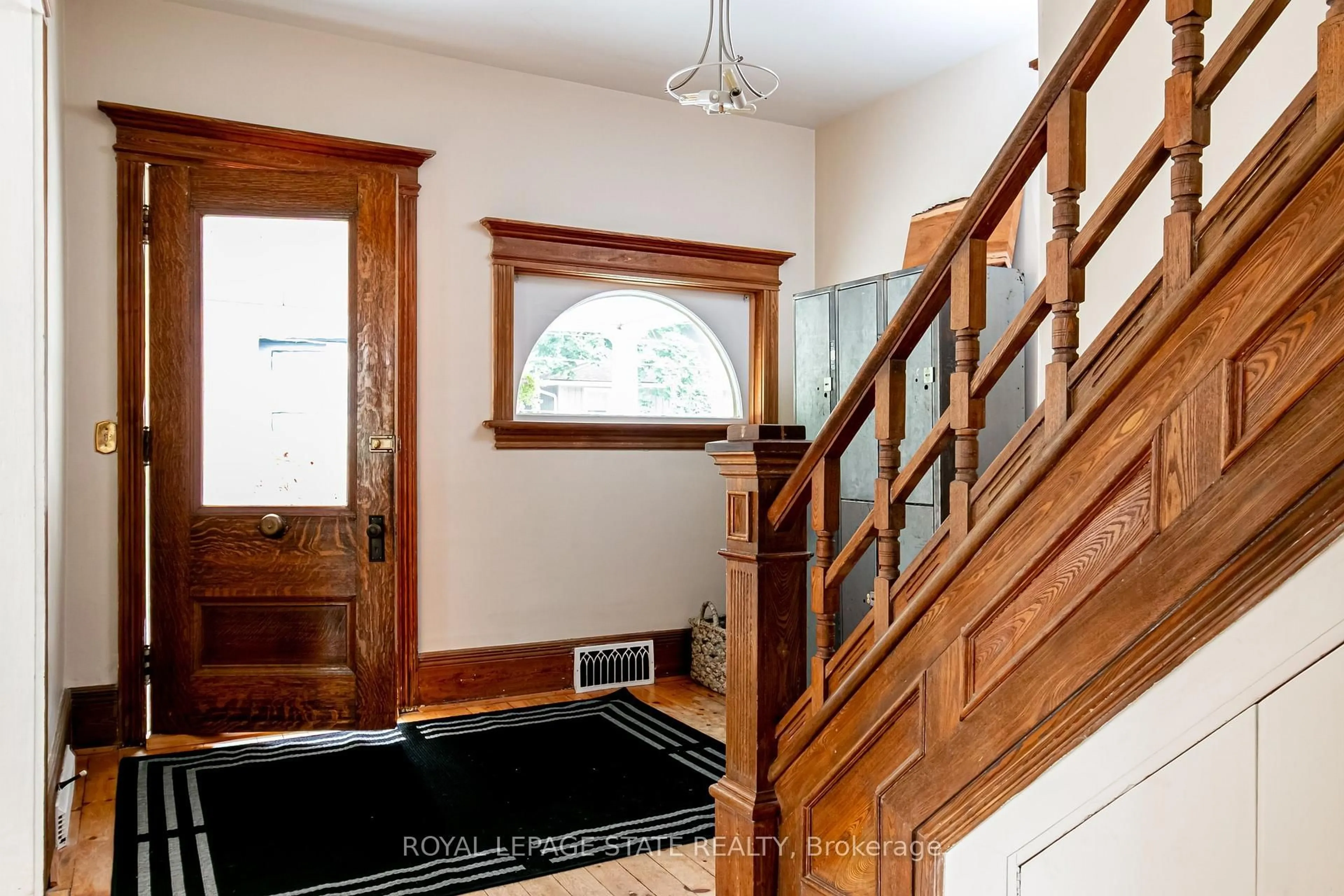 Indoor entryway for 90 Victoria St, Hamilton Ontario L9H 2C2