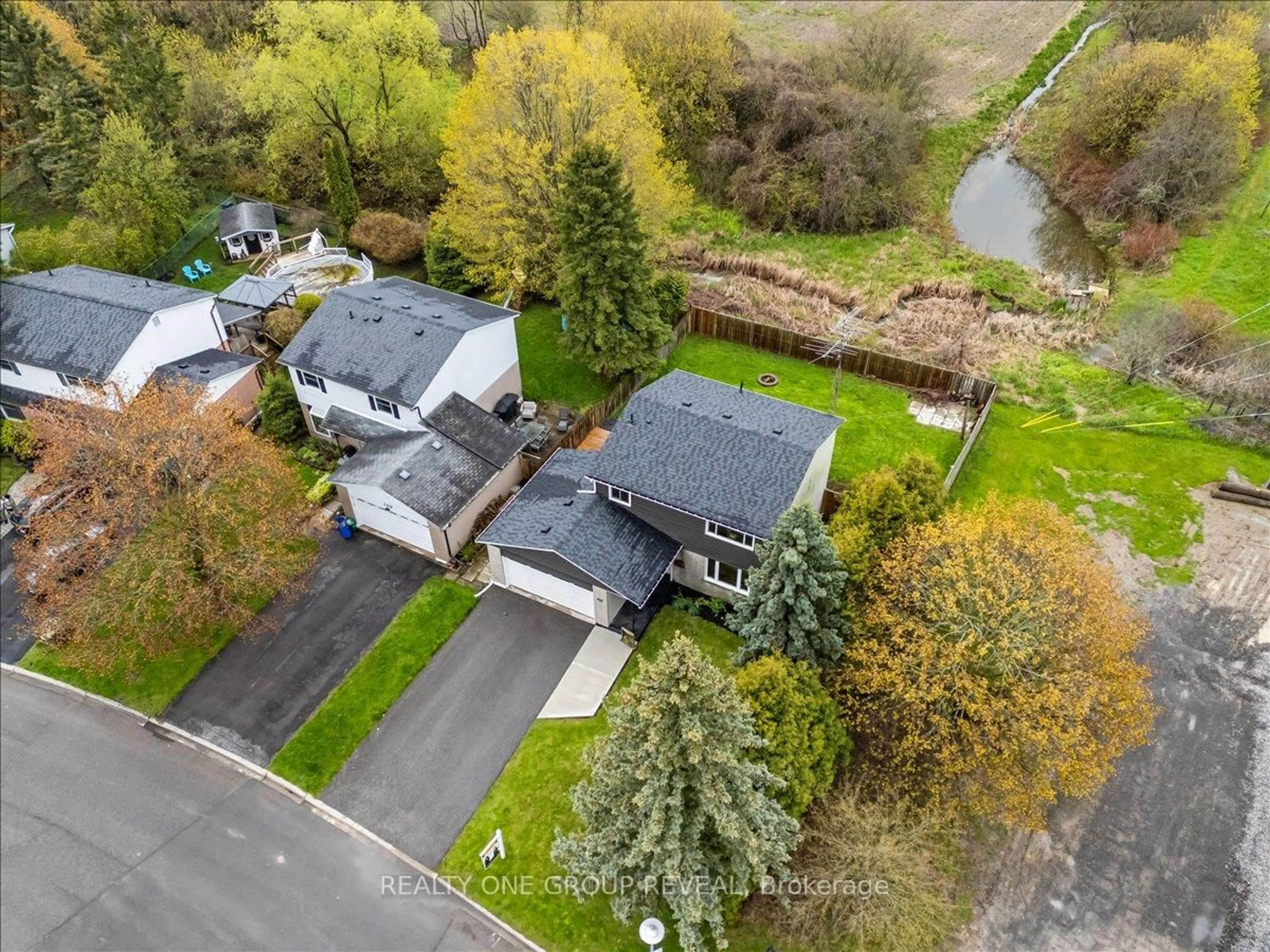 A pic from outside/outdoor area/front of a property/back of a property/a pic from drone, street for 111 Peacock Blvd, Port Hope Ontario L1A 2X5