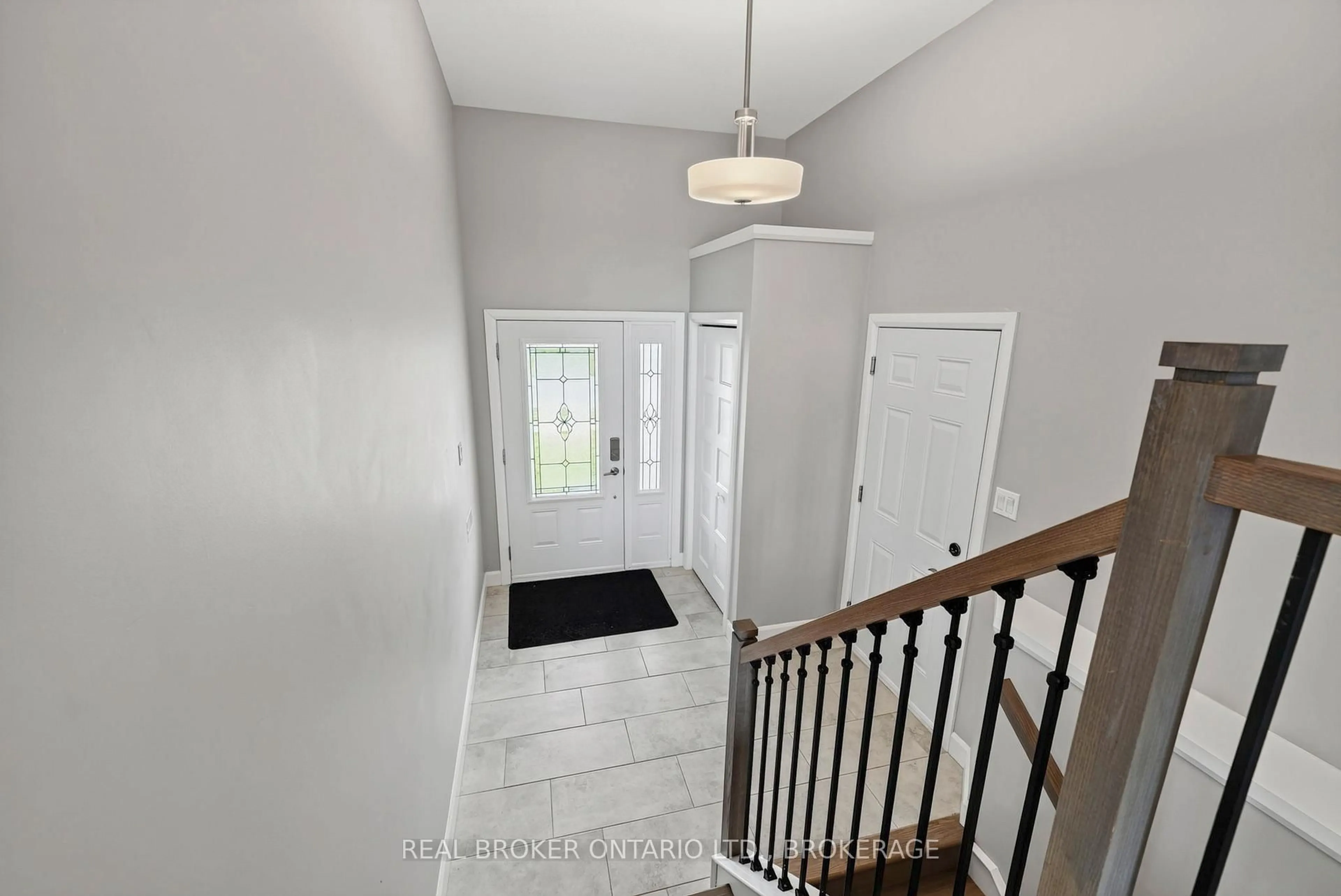 Indoor entryway for 2199 Burke Ave, Cornwall Ontario K6H 0H5