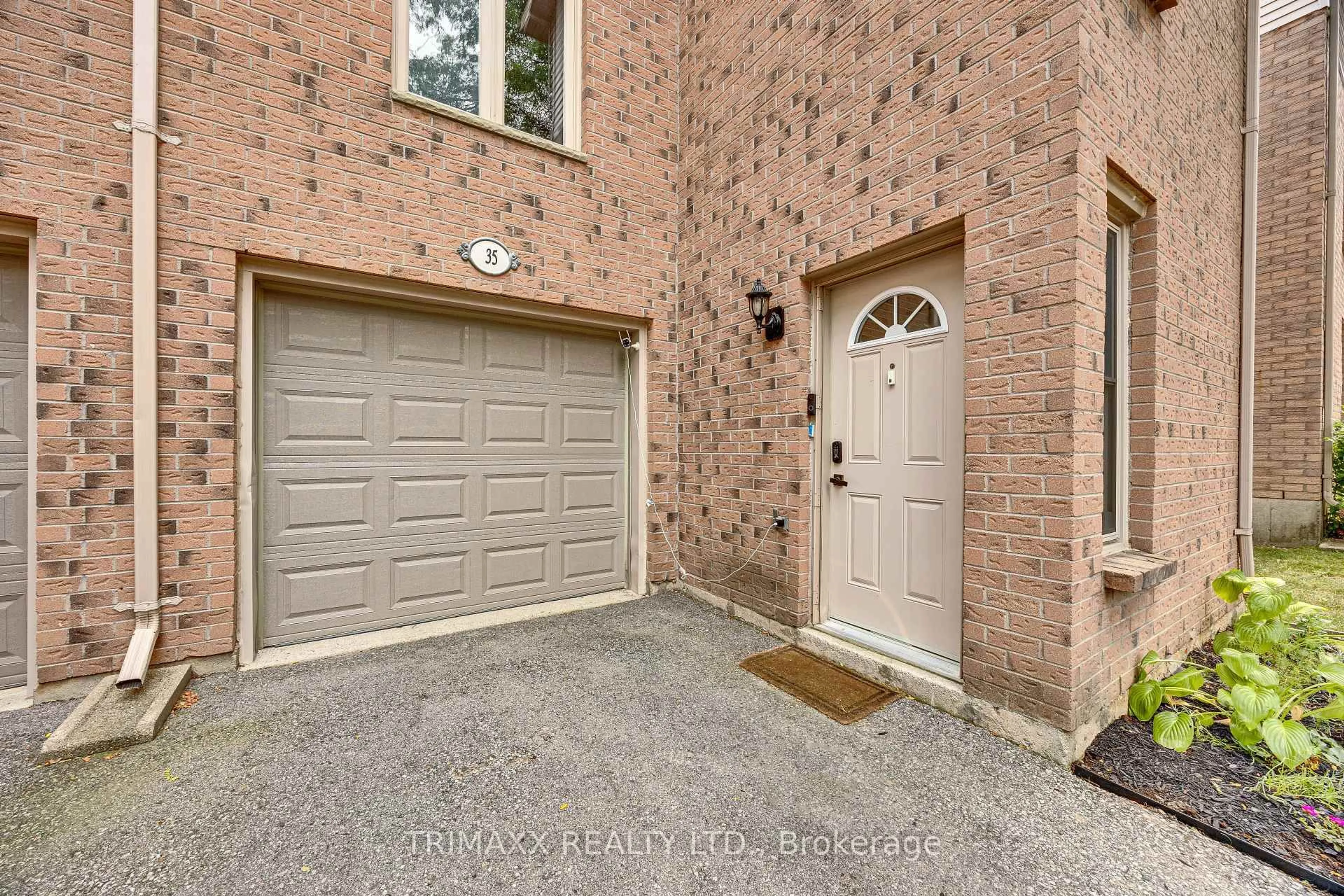 Indoor entryway for 1855 Aldersbrook Rd #35, London North Ontario N6G 4R5