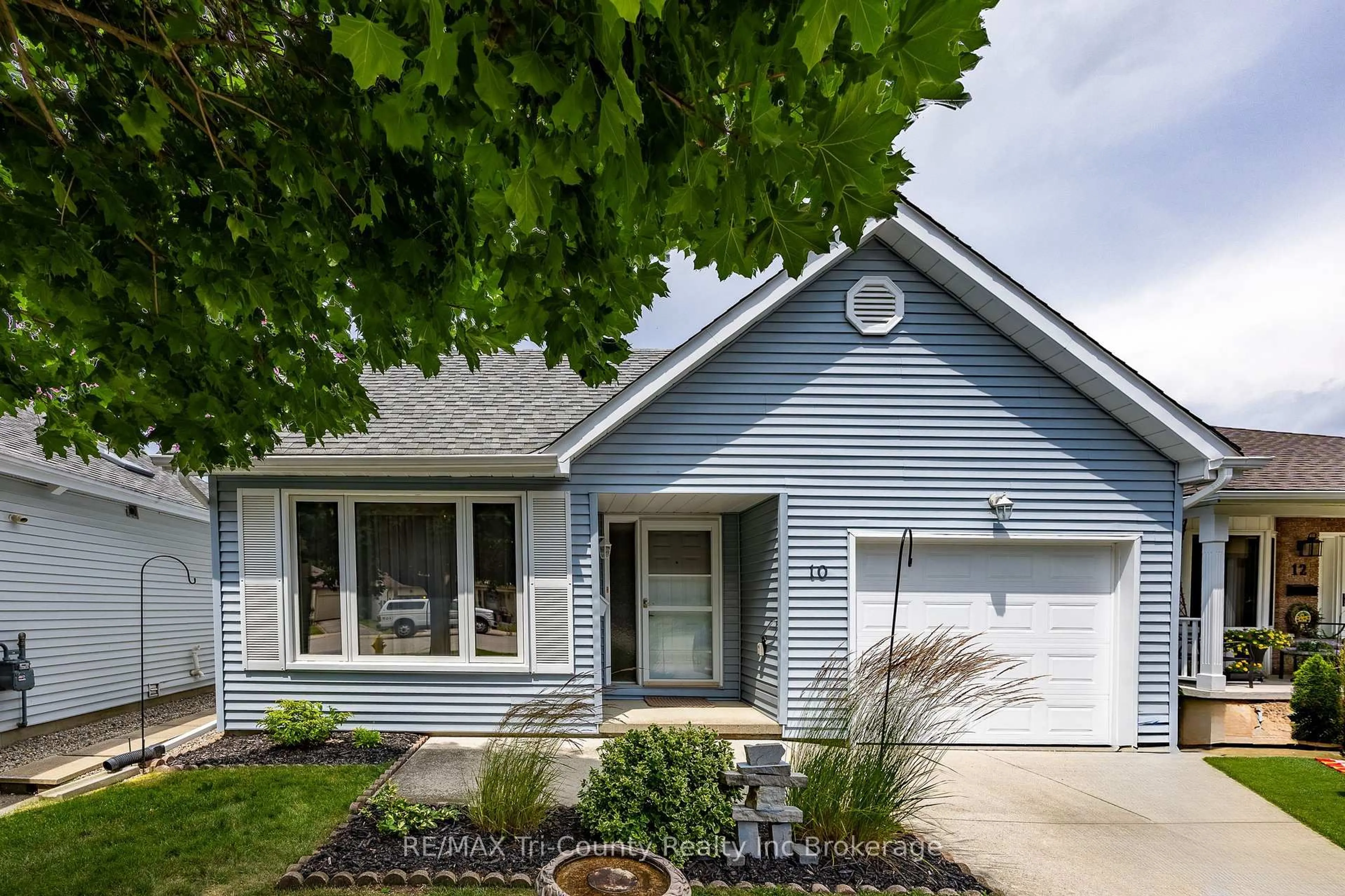 Home with vinyl exterior material, street for 10 McDonald Crt, Tillsonburg Ontario N4G 5L8