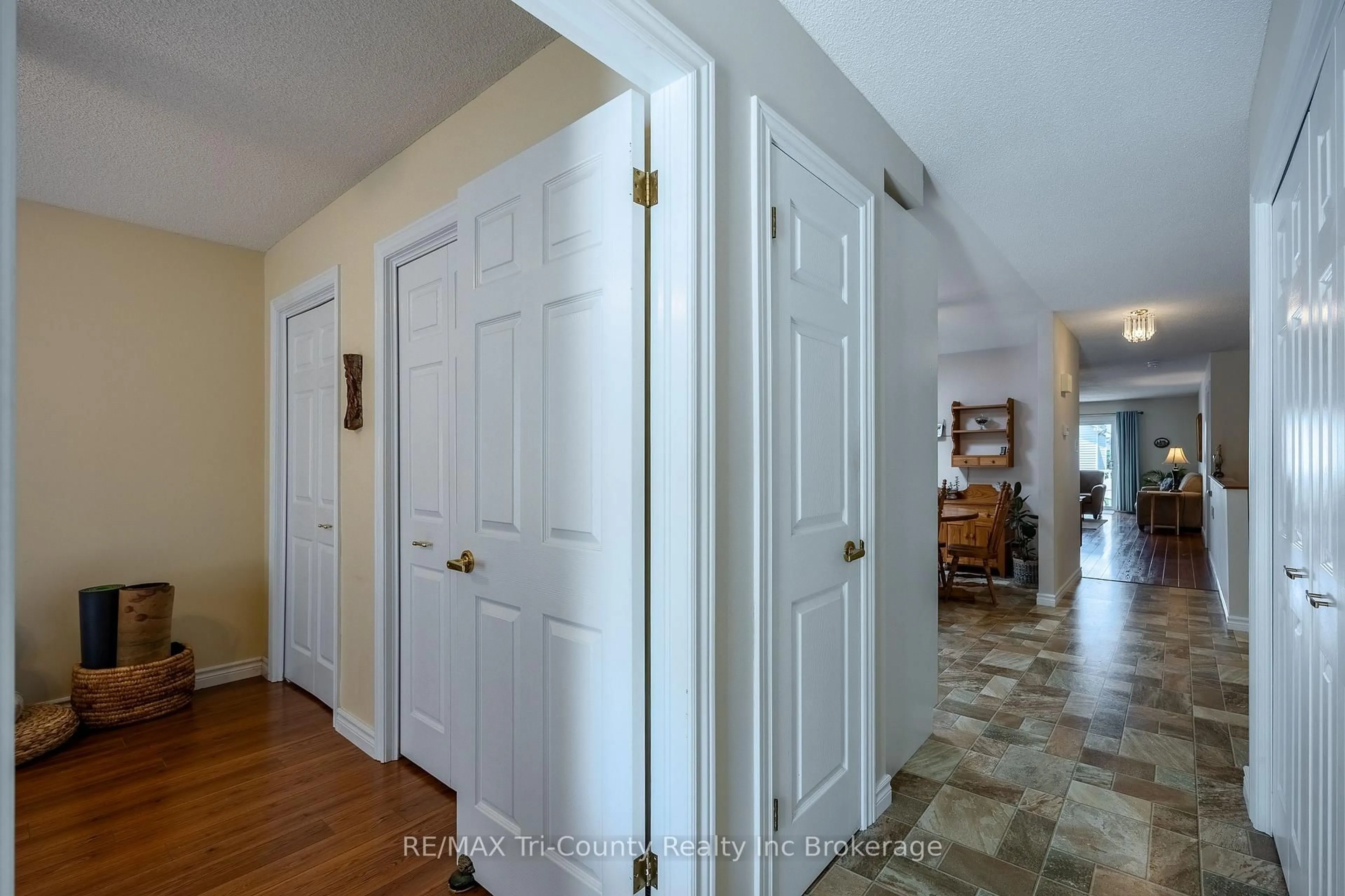 Indoor entryway for 10 McDonald Crt, Tillsonburg Ontario N4G 5L8