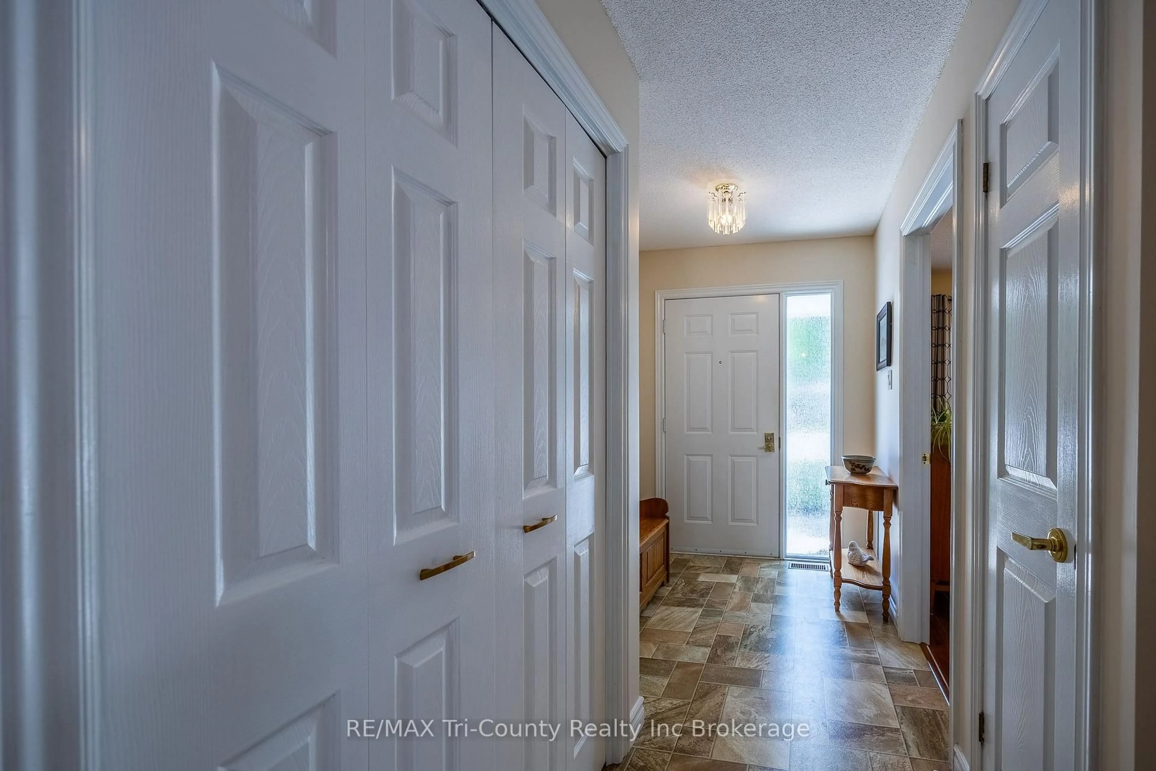 Indoor entryway for 10 McDonald Crt, Tillsonburg Ontario N4G 5L8