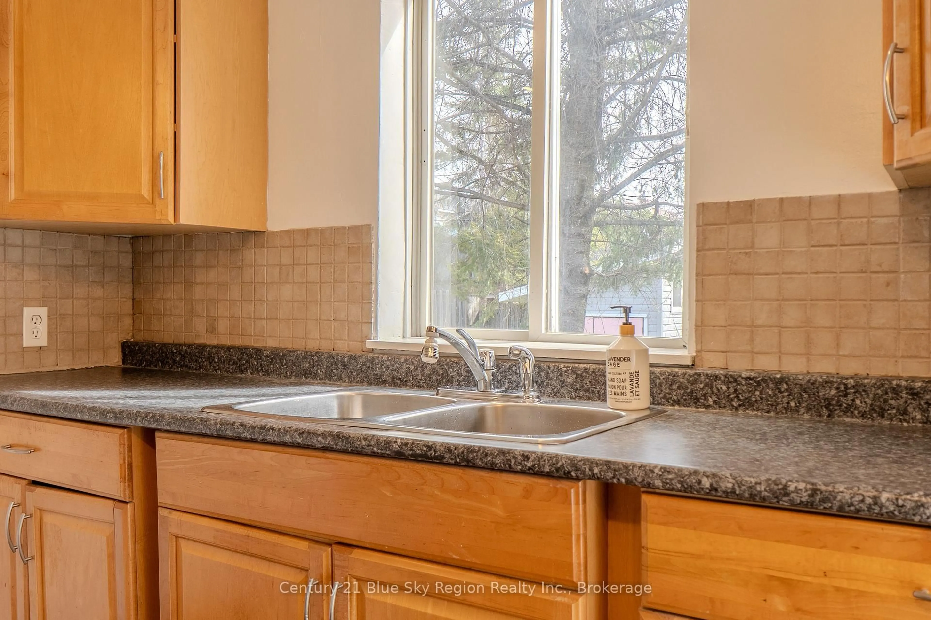 Standard kitchen, ceramic/tile floor for 18 Pollard Ave, North Bay Ontario P1A 1Z5