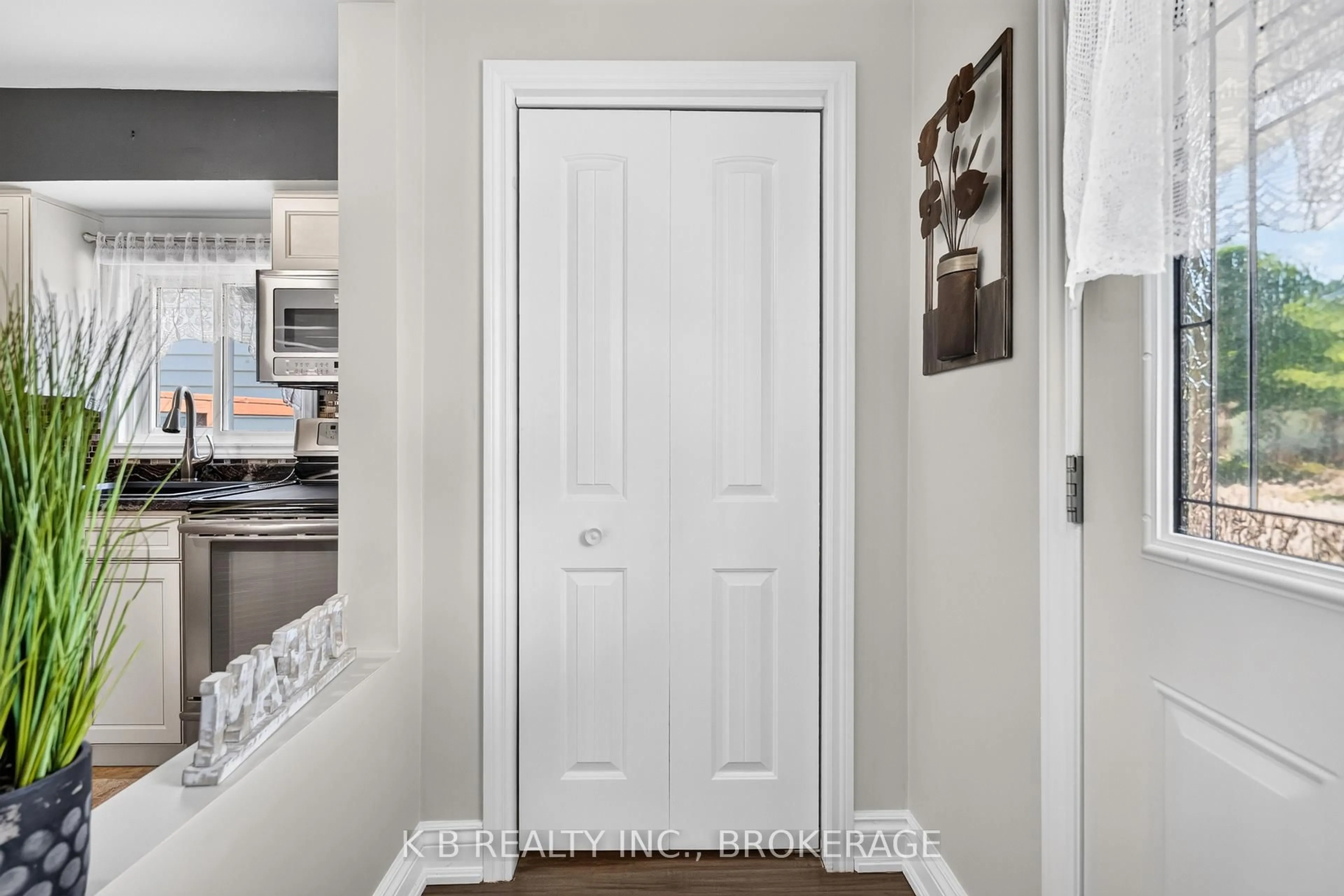 Indoor entryway for 581 Division St, Kingston Ontario K7K 4B7