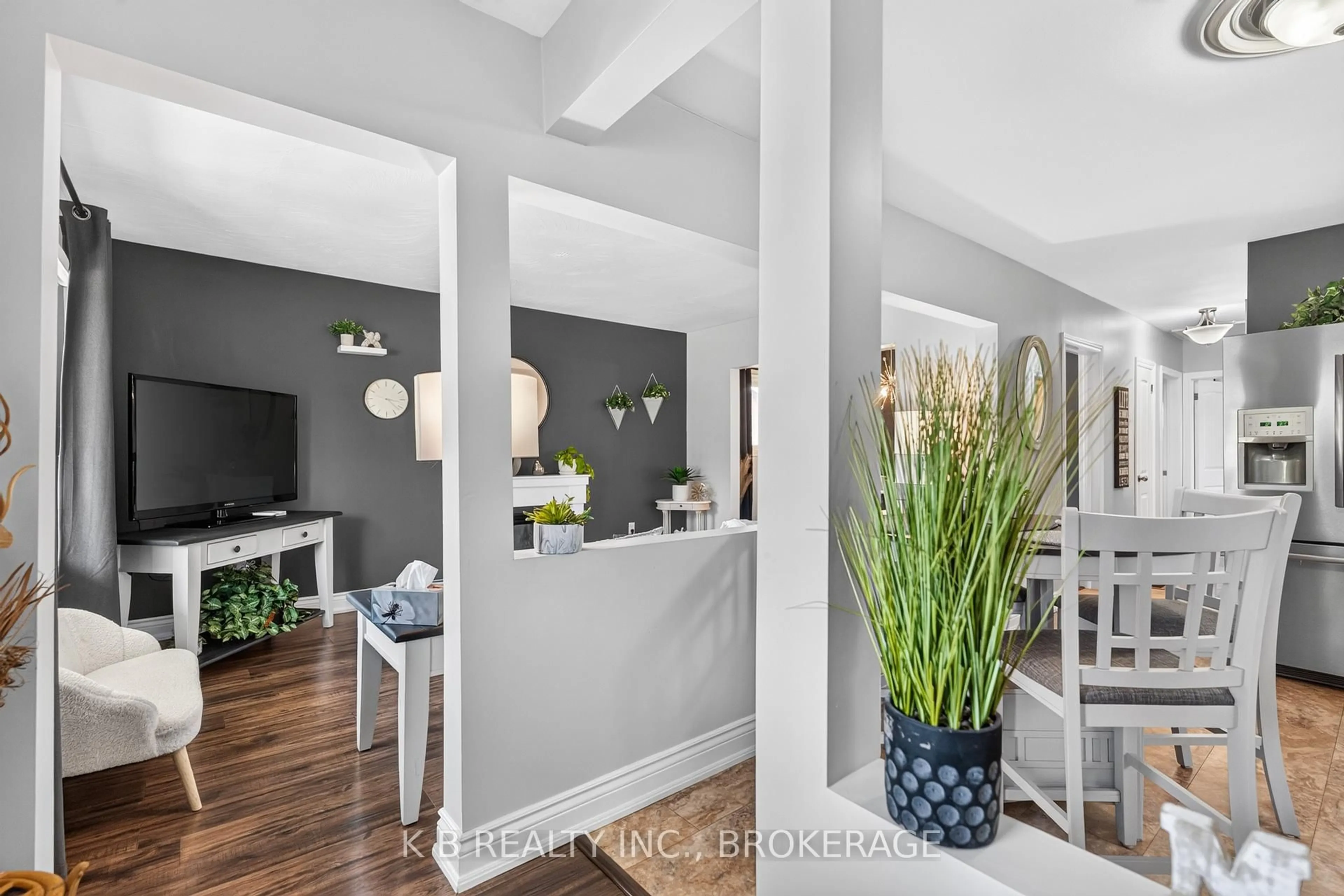 Indoor entryway for 581 Division St, Kingston Ontario K7K 4B7