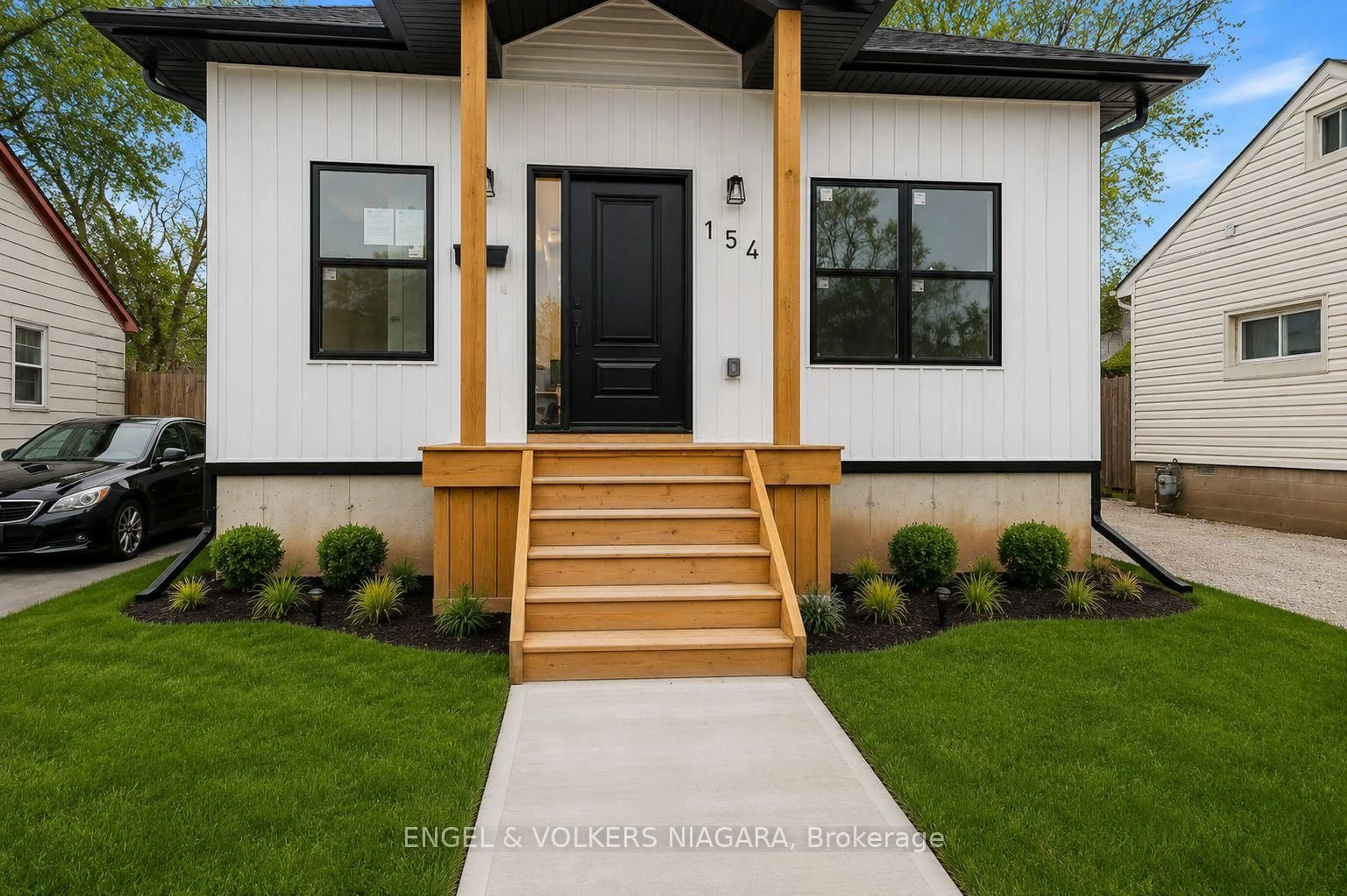 Home with vinyl exterior material, street for 154 Roosevelt Ave, Welland Ontario L3B 2G7
