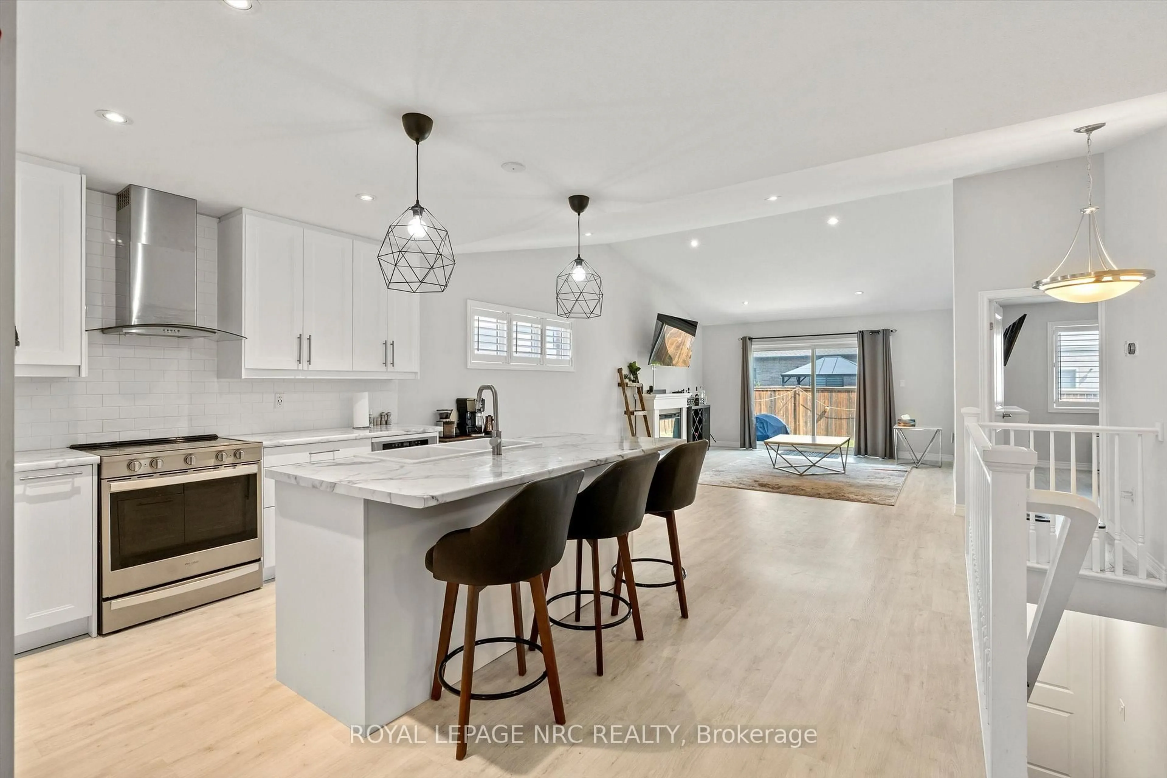 Open concept kitchen, ceramic/tile floor for 141 Acacia Rd, Pelham Ontario L3E 0A9