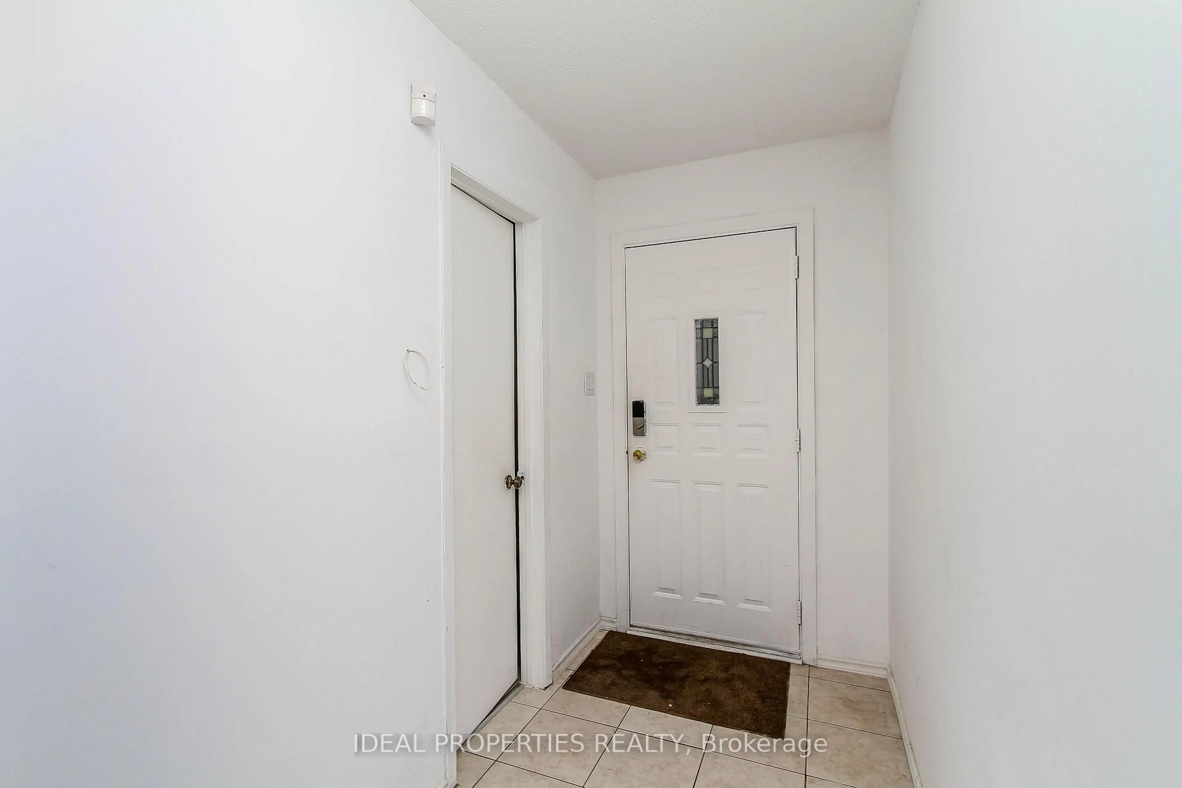 Indoor entryway for 2415 Southvale Cres #26, Ottawa Ontario K1B 4T9