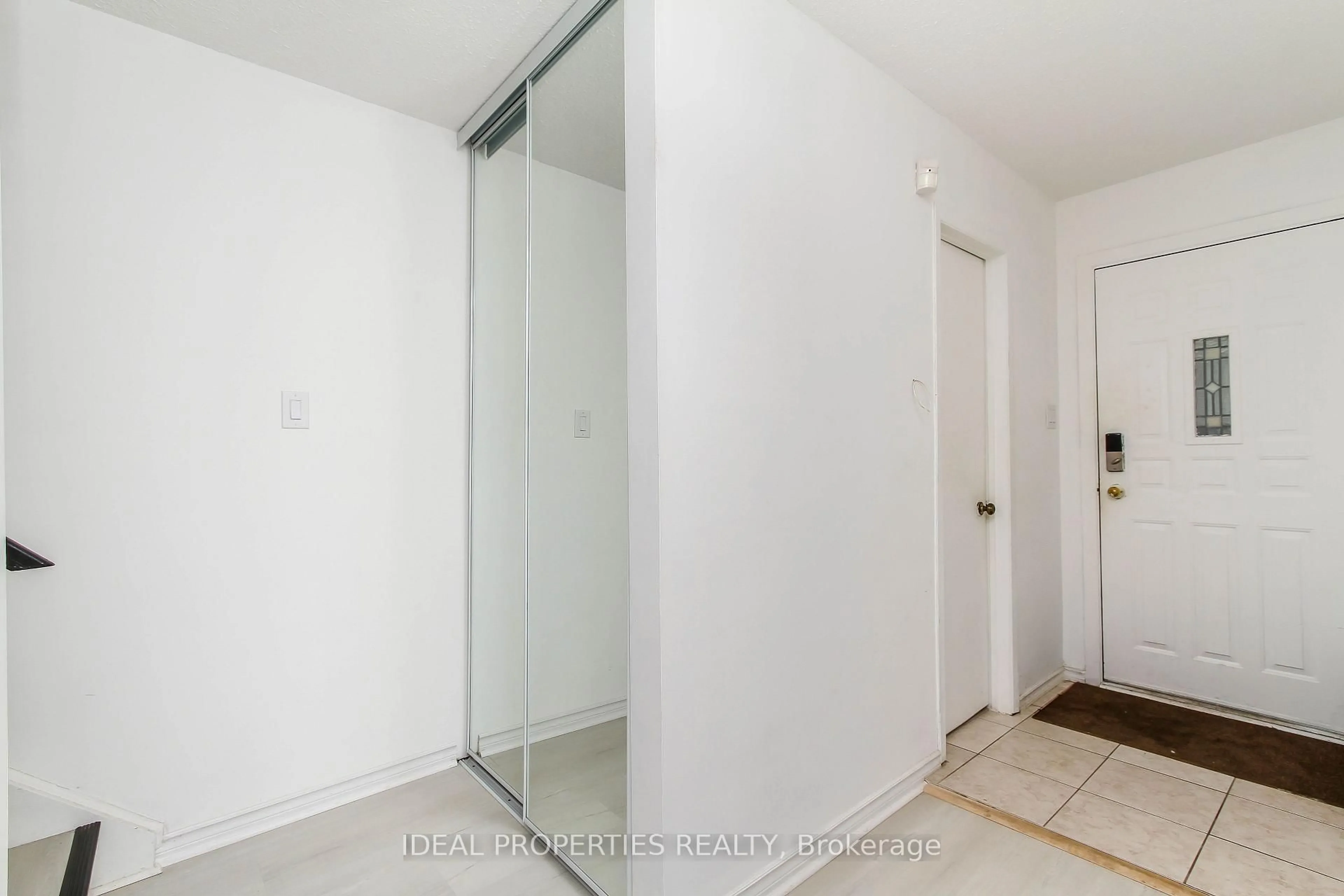 Unknown for 2415 Southvale Cres #26, Ottawa Ontario K1B 4T9