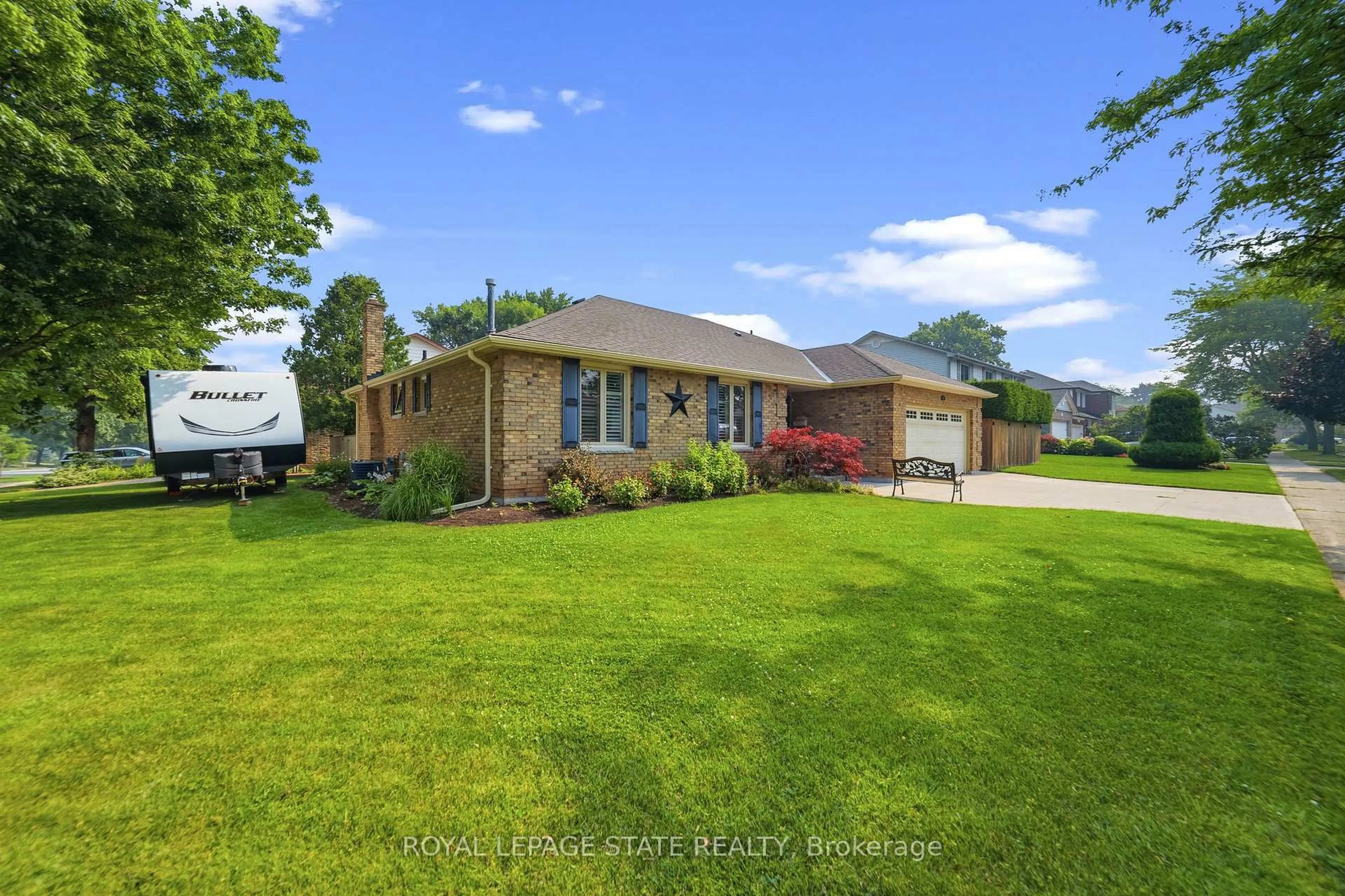A pic from outside/outdoor area/front of a property/back of a property/a pic from drone, water/lake/river/ocean view for 1 Banburry Cres, Grimsby Ontario L3M 4R8