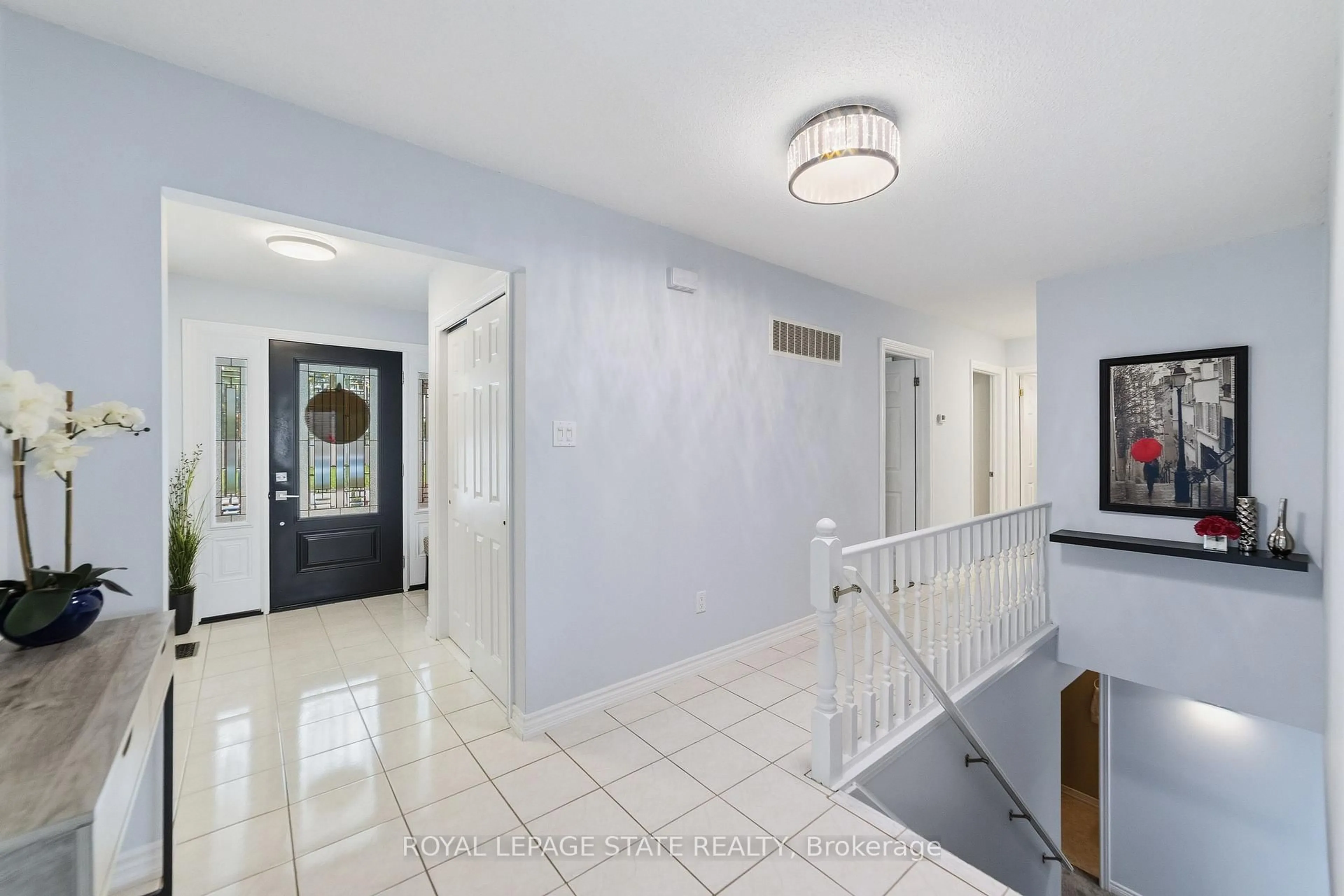 Indoor foyer for 1 Banburry Cres, Grimsby Ontario L3M 4R8