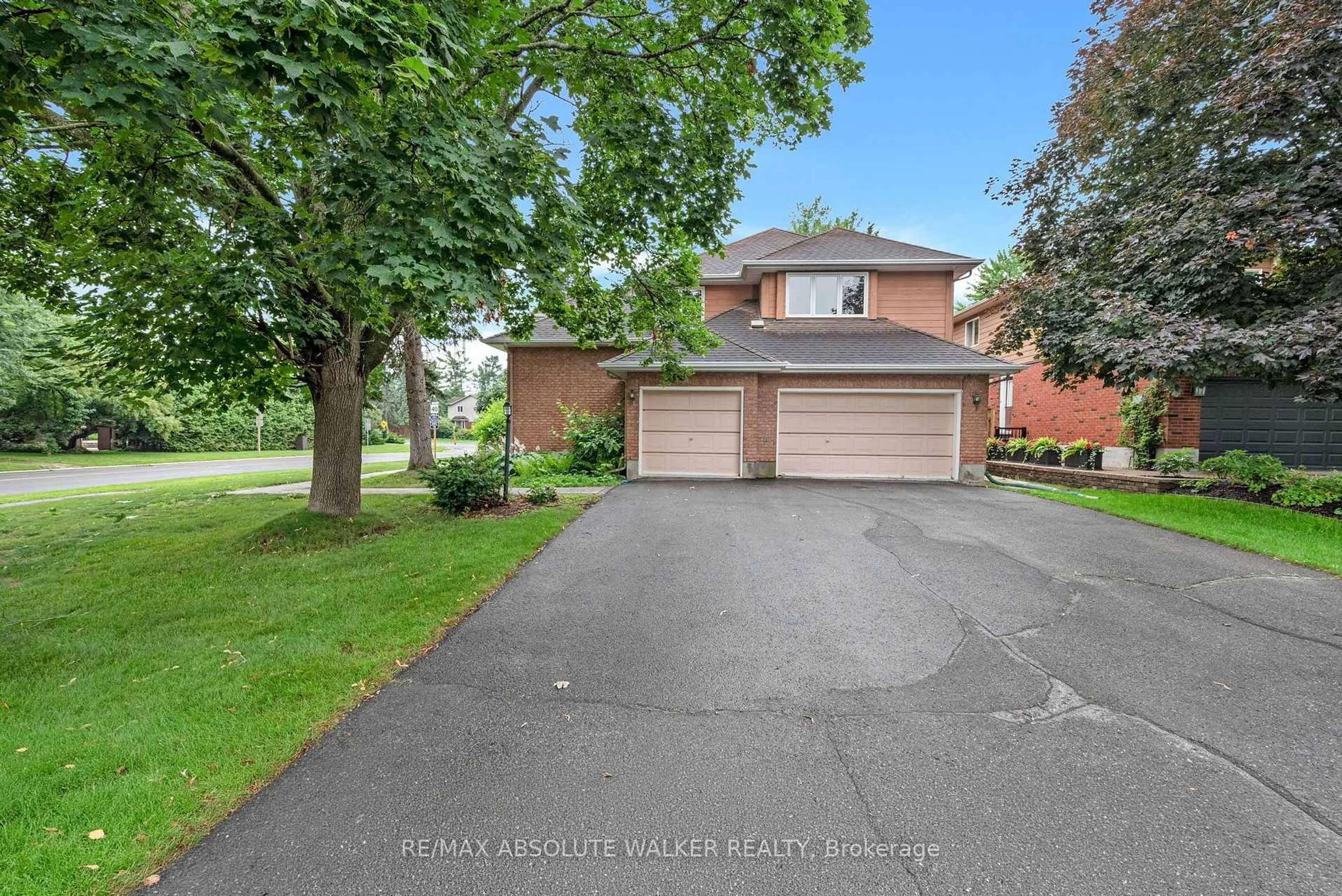 A pic from outside/outdoor area/front of a property/back of a property/a pic from drone, street for 268 Pine Hill Dr, Kanata Ontario K2M 2B6
