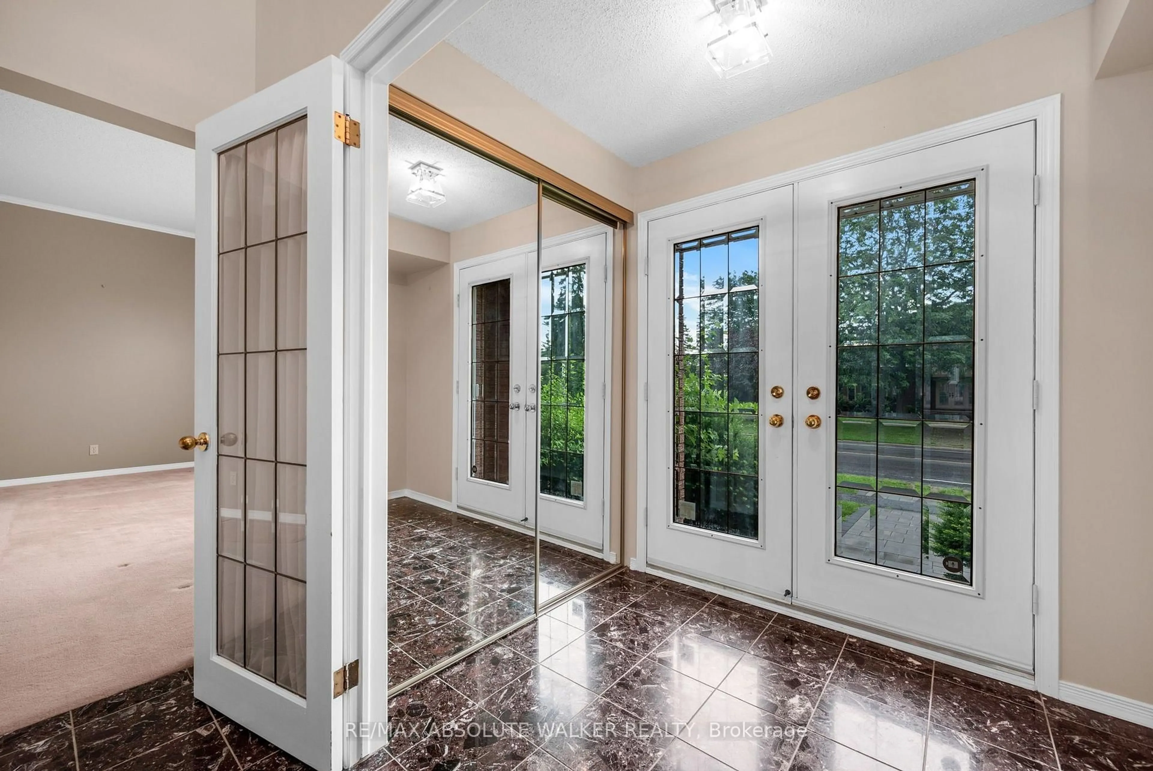 Indoor entryway for 268 Pine Hill Dr, Kanata Ontario K2M 2B6