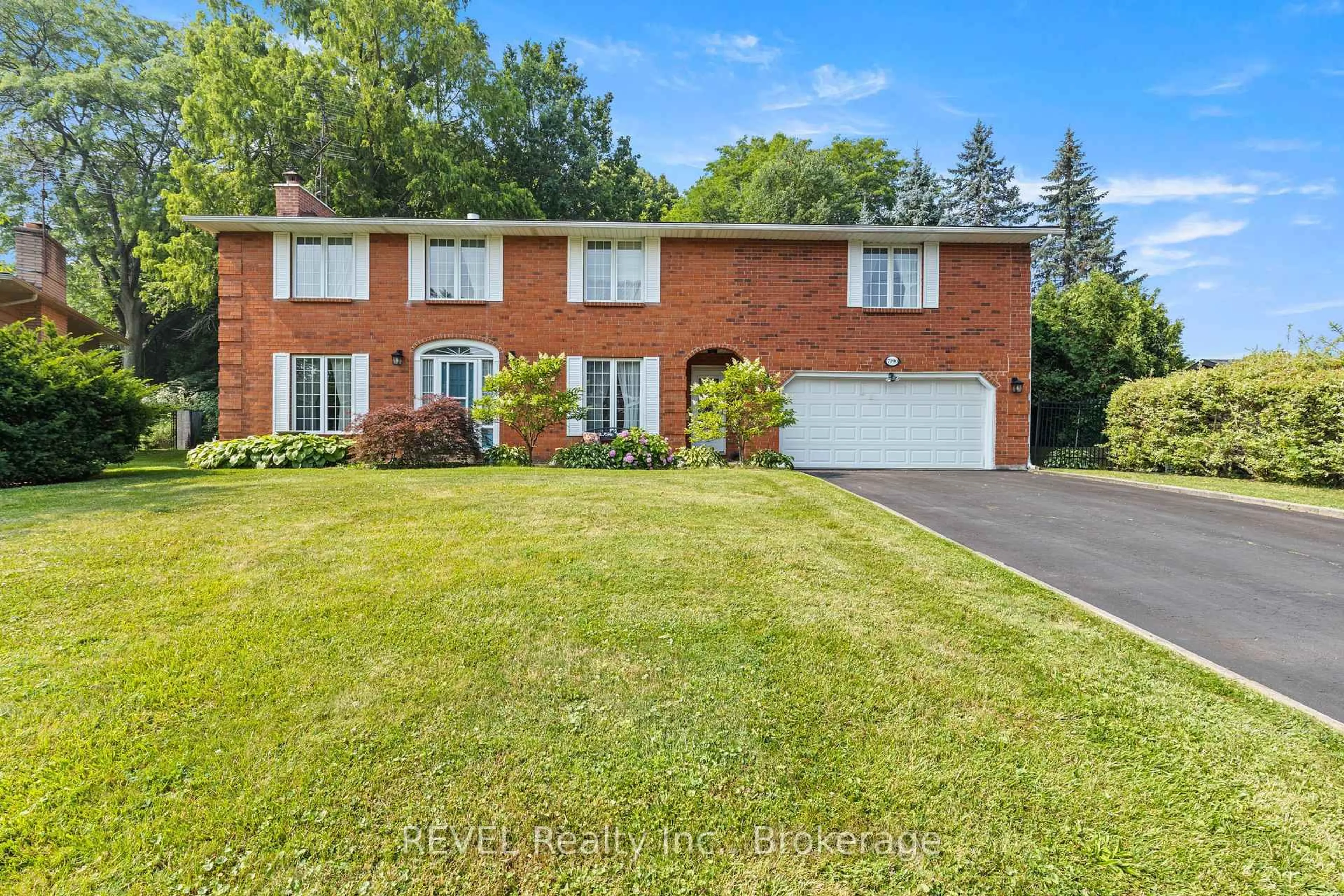 Home with brick exterior material, street for 7190 Waterloo Dr, Niagara Falls Ontario L2J 1E2