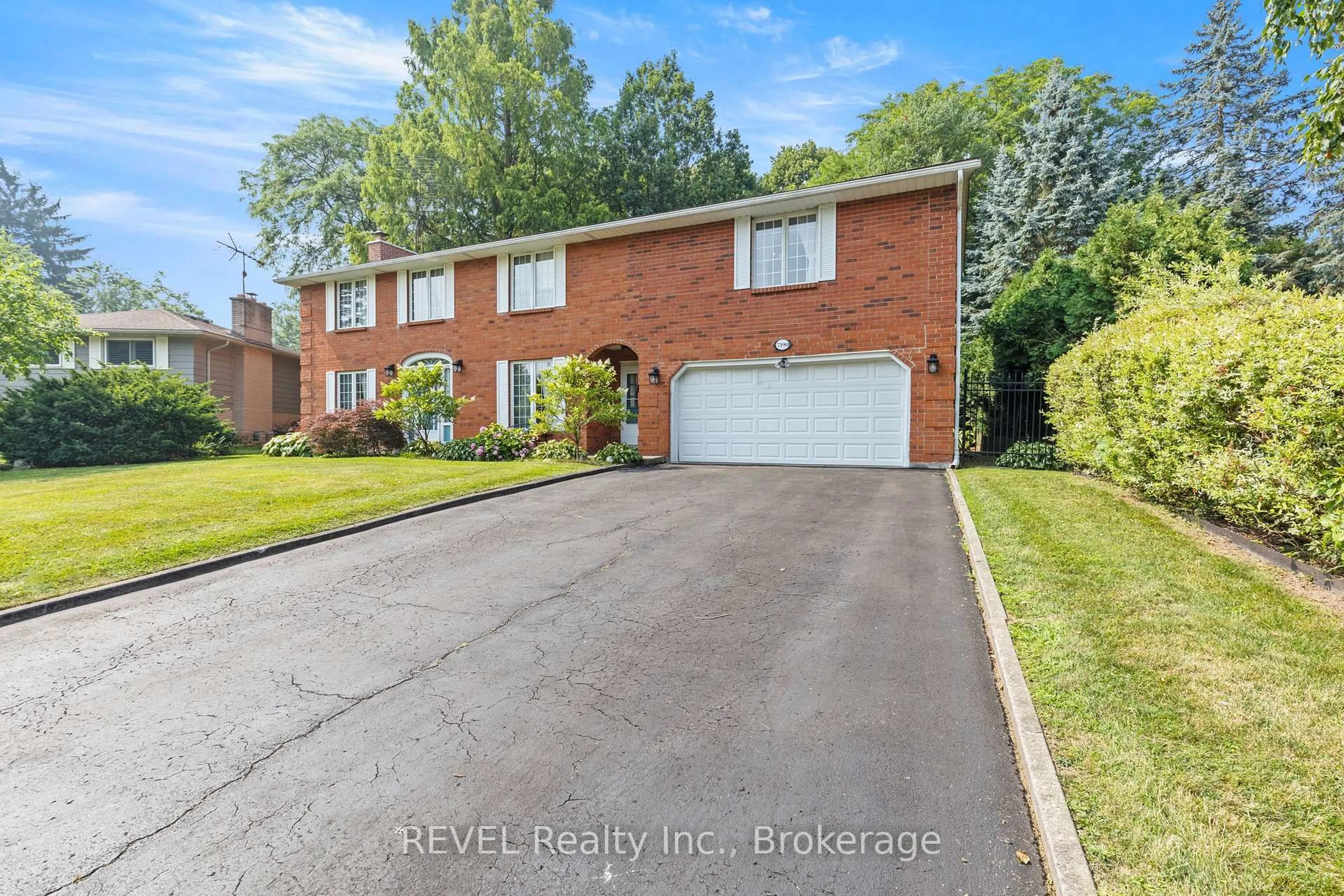 Home with brick exterior material, street for 7190 Waterloo Dr, Niagara Falls Ontario L2J 1E2