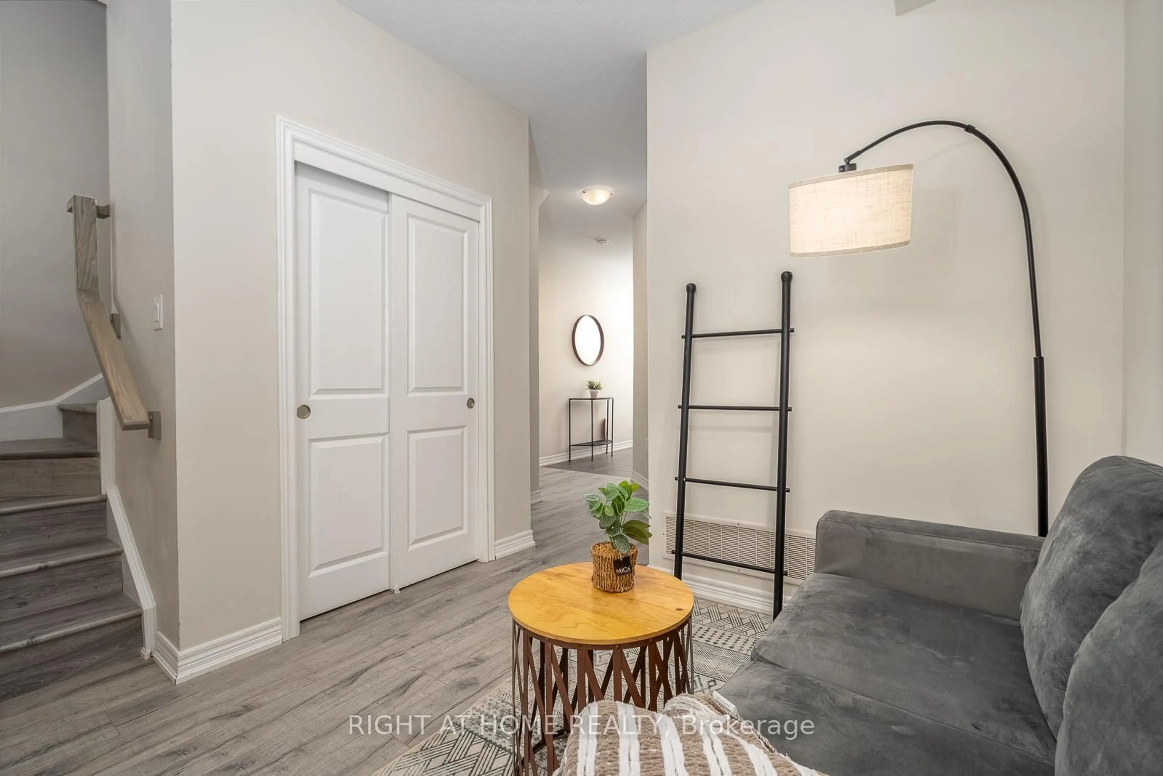 Indoor entryway for 112 Hollywood Crt, Cambridge Ontario N1R 8K8