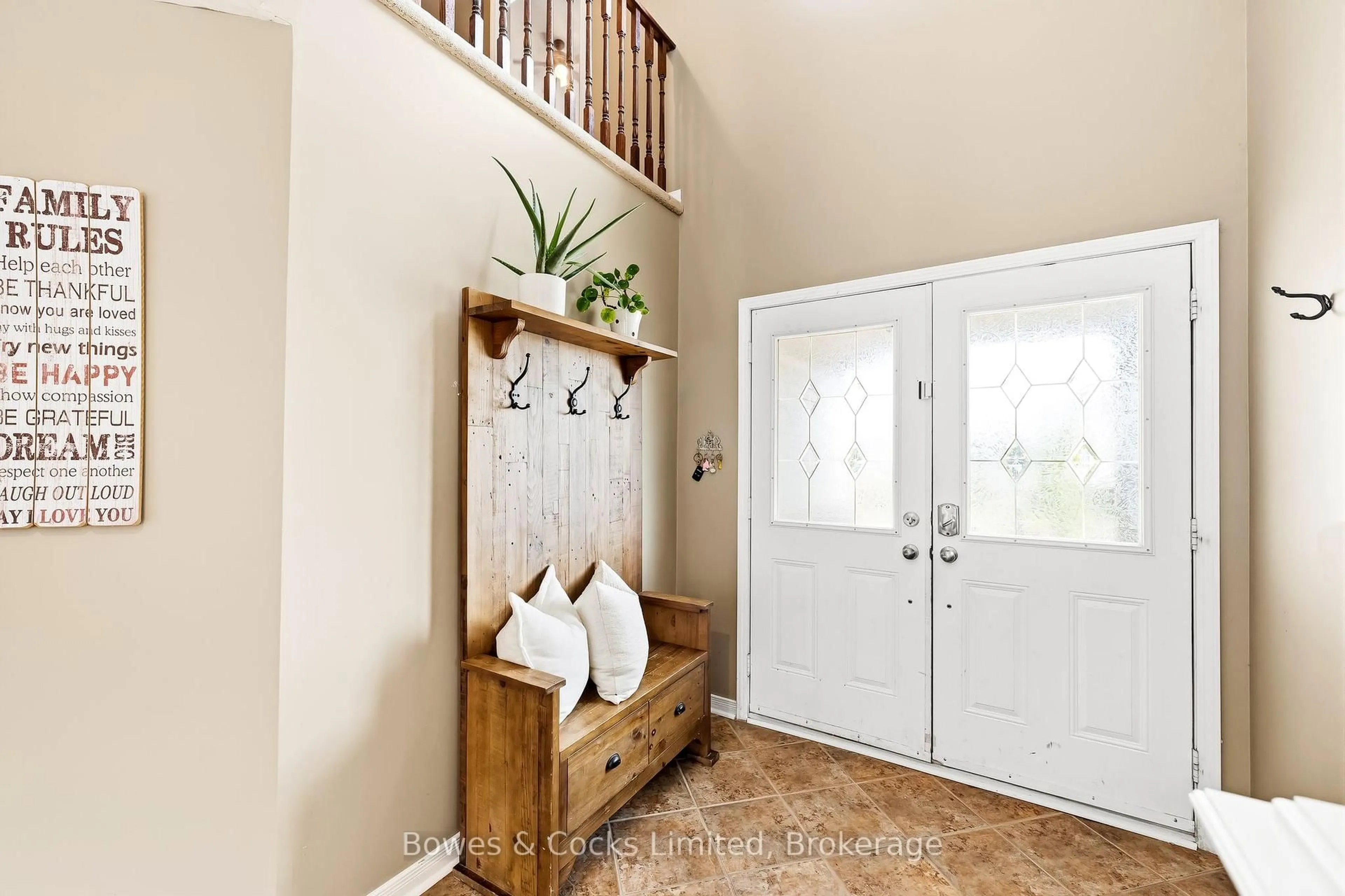 Indoor entryway for 700 Tully Cres, Peterborough Ontario K9K 0A8