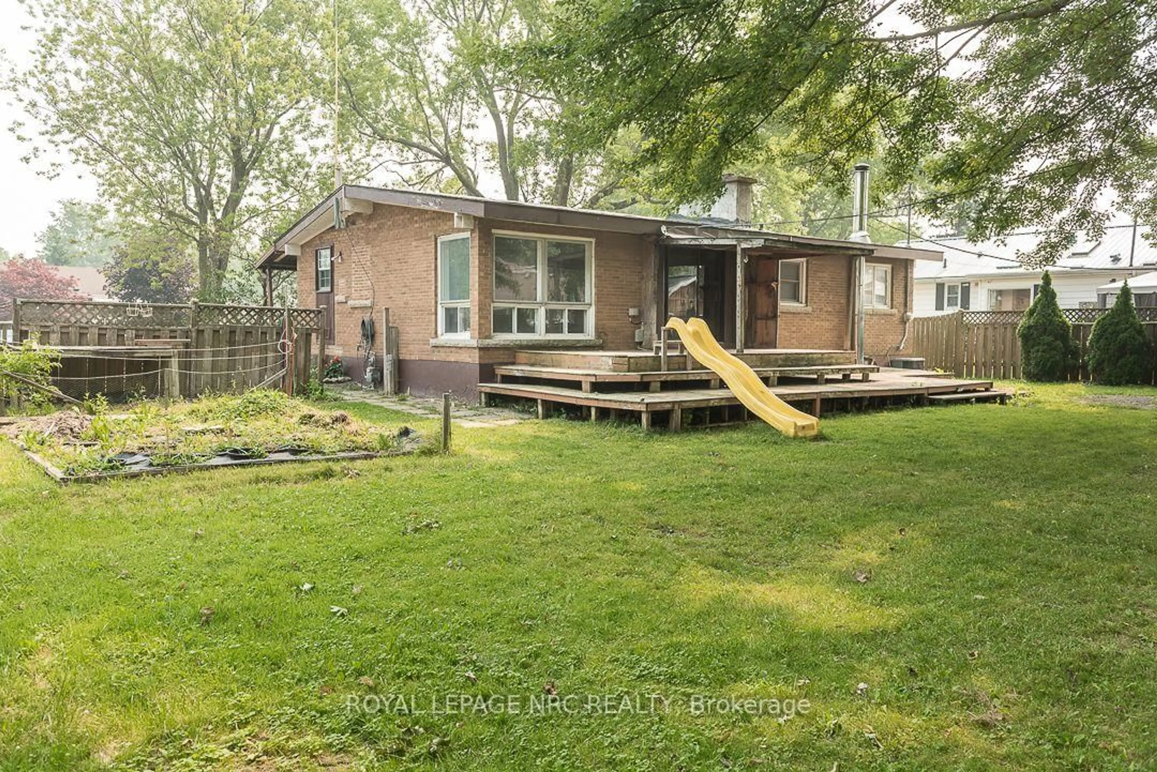 A pic from outside/outdoor area/front of a property/back of a property/a pic from drone, unknown for 64 Springfield St, Welland Ontario L3B 5M3
