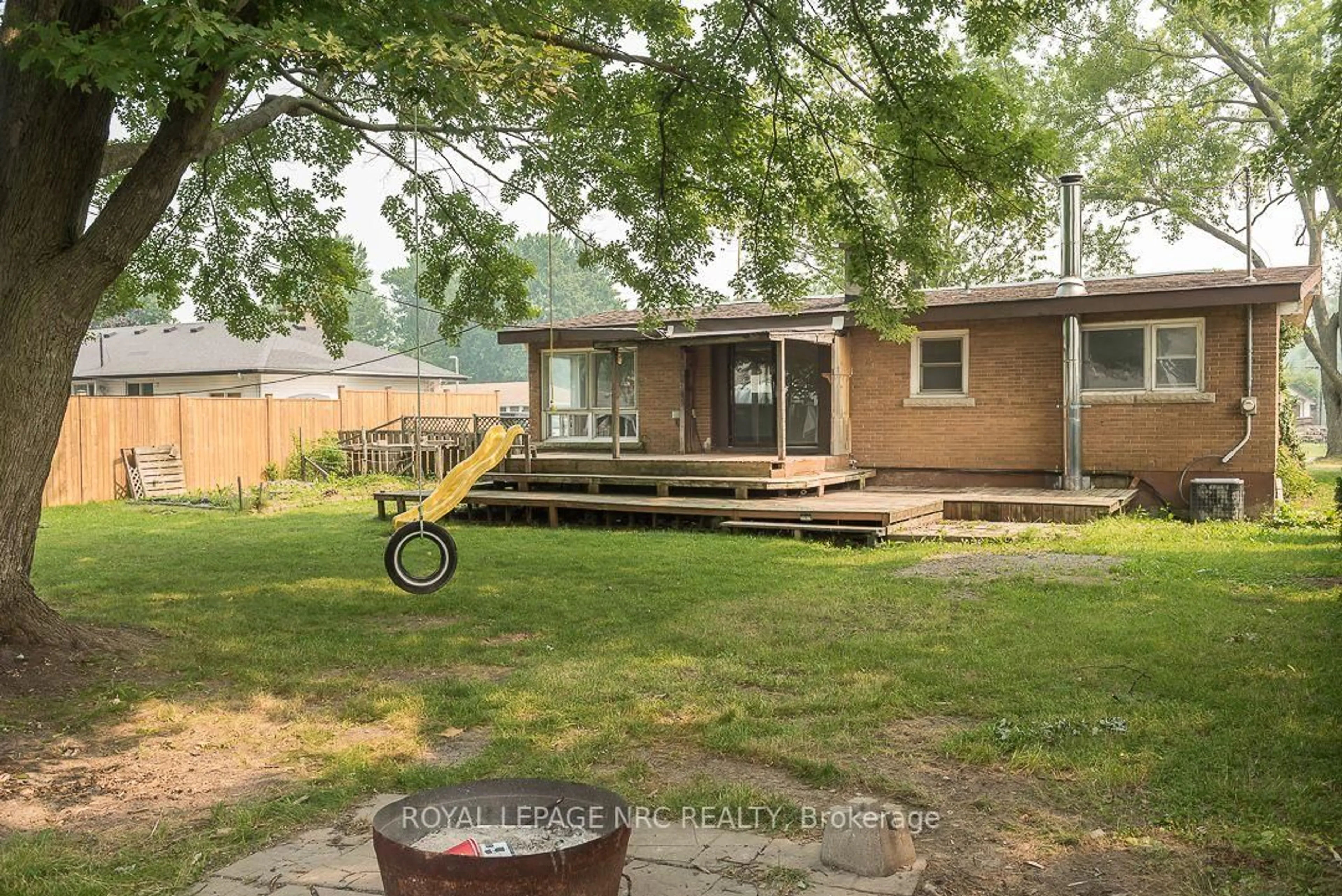 Patio, unknown for 64 Springfield St, Welland Ontario L3B 5M3