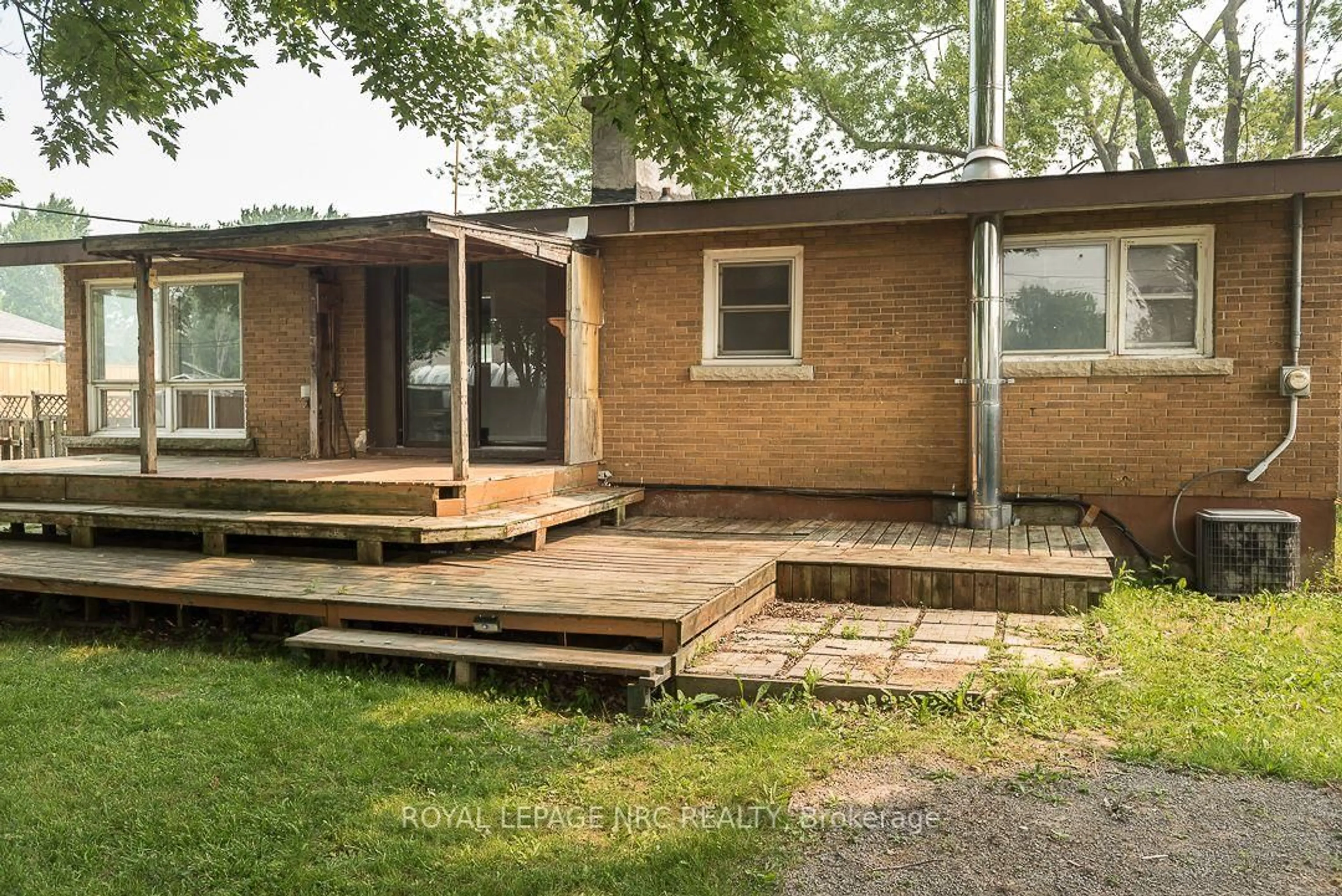 Patio, unknown for 64 Springfield St, Welland Ontario L3B 5M3