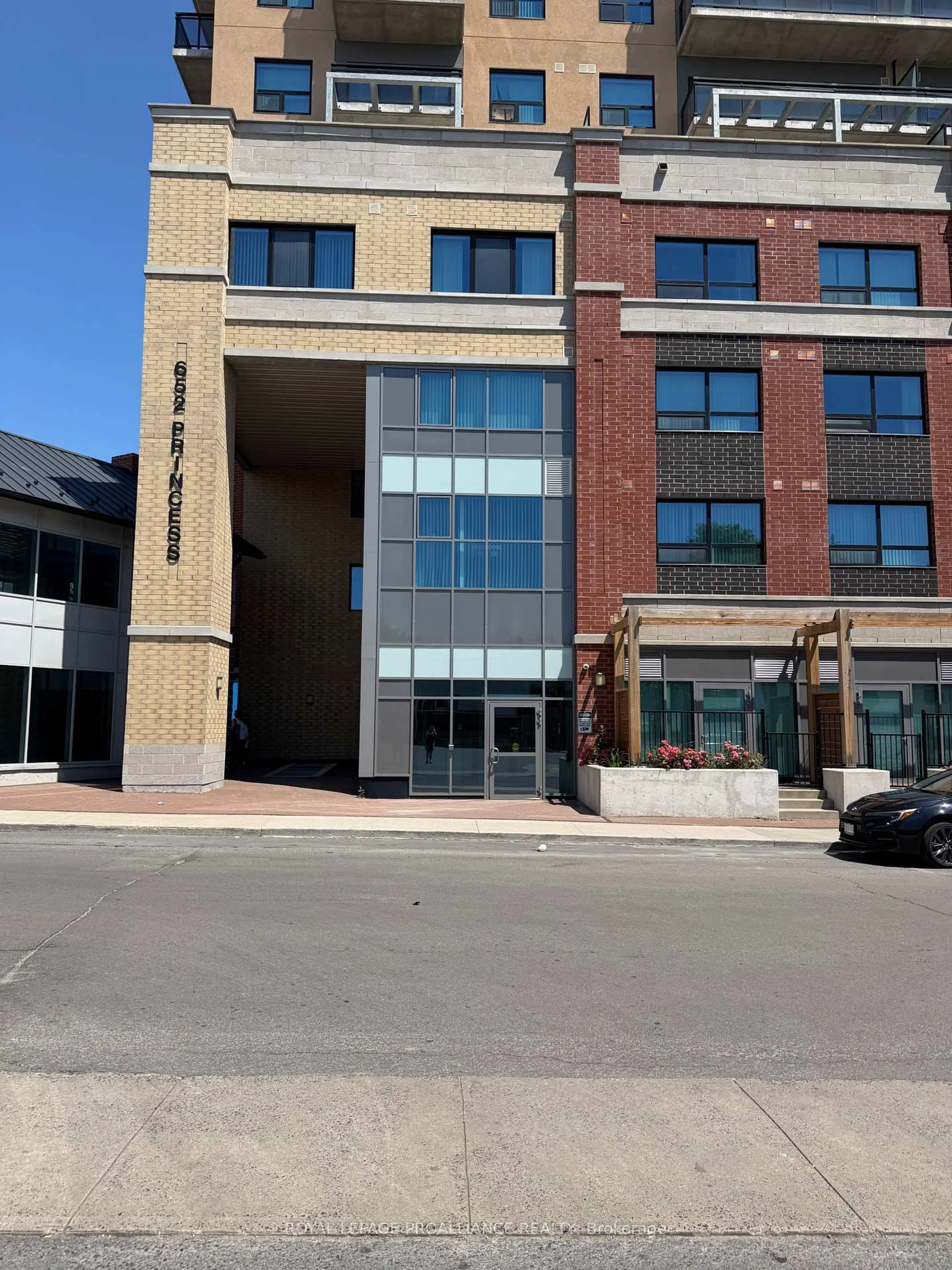 Indoor foyer for 652 Princess St #913, Kingston Ontario K7L 1E5