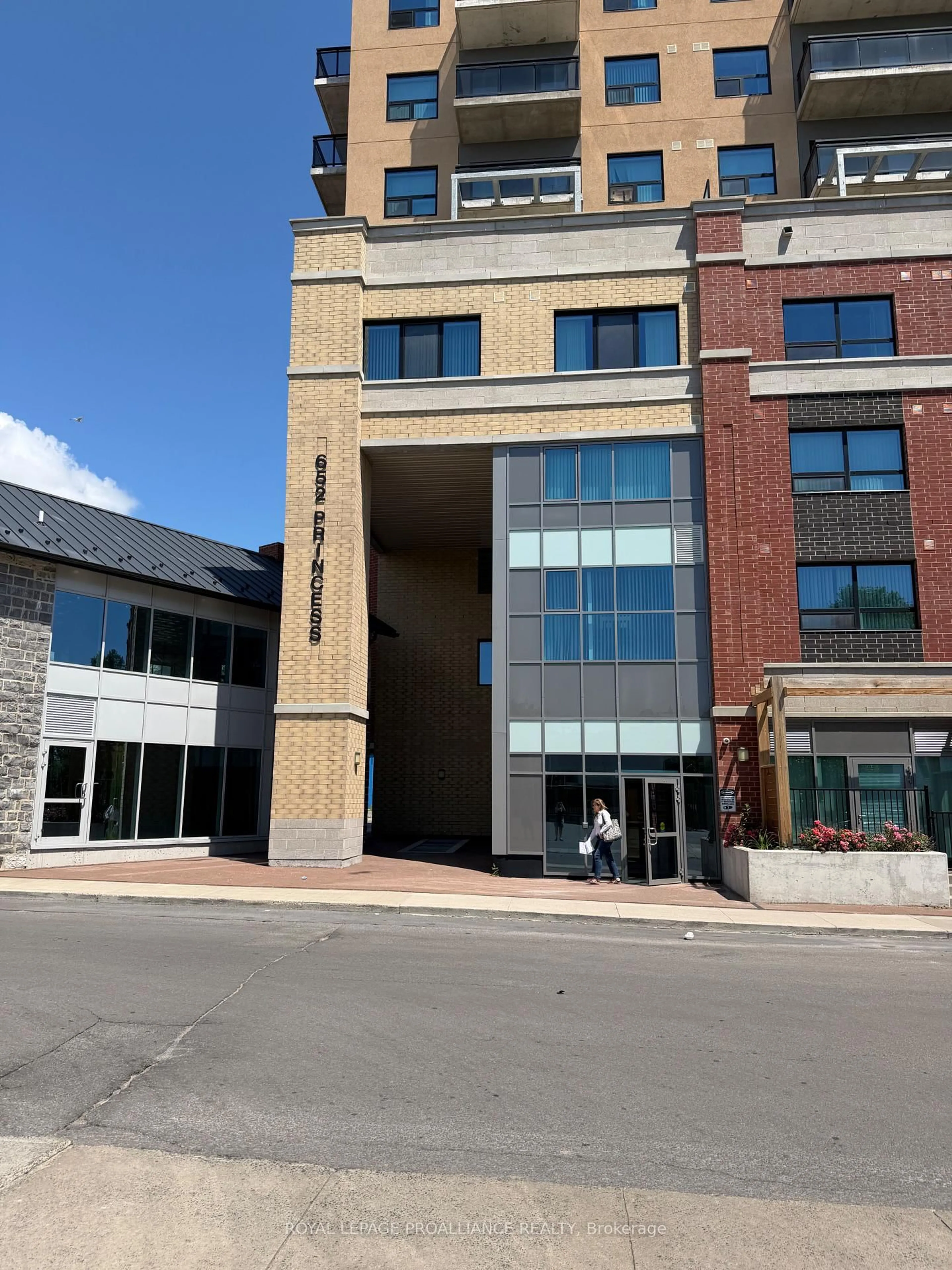 Indoor foyer for 652 Princess St #913, Kingston Ontario K7L 1E5