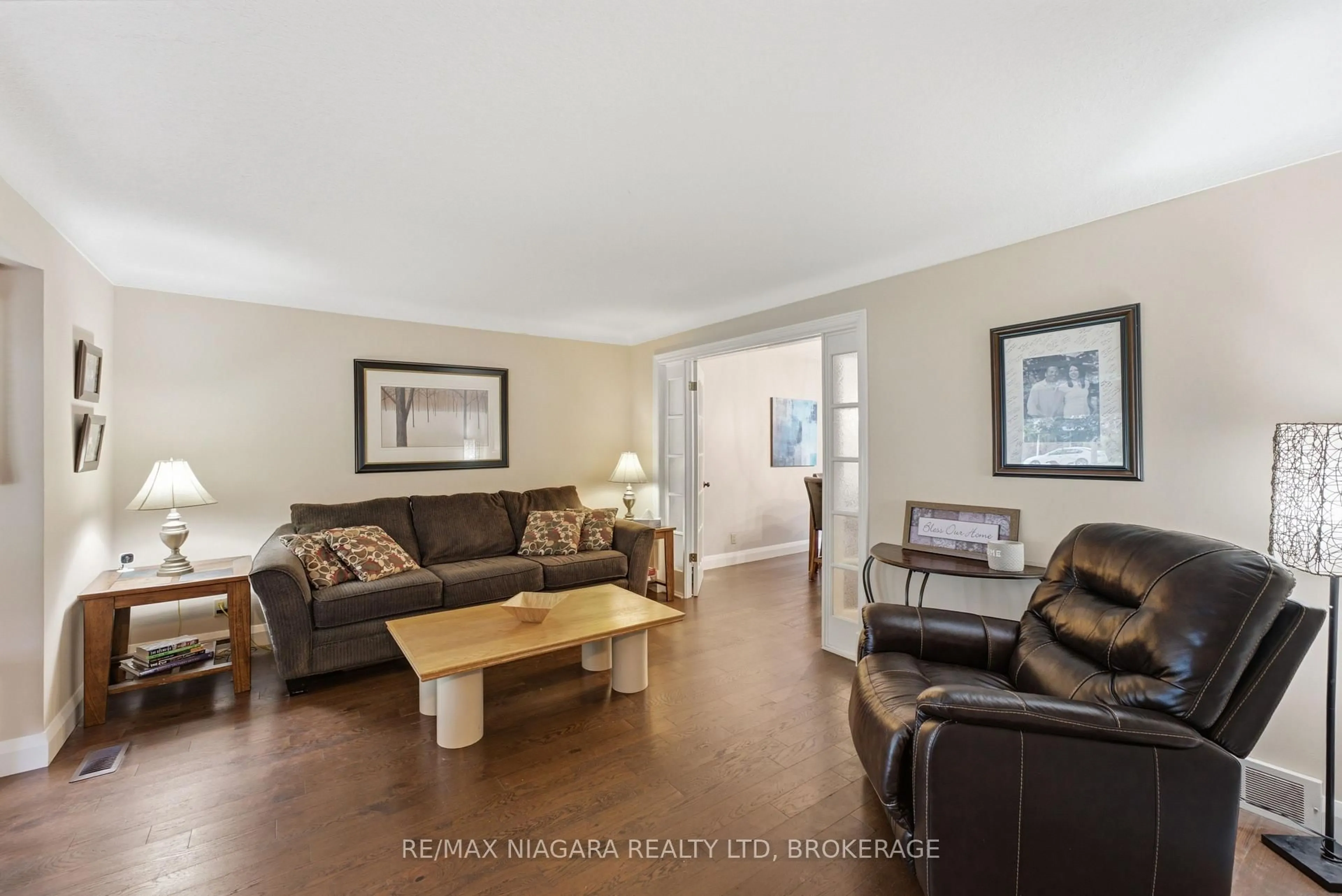 Living room with furniture, unknown for 9 Beechnut Crt, Pelham Ontario L0S 1E2