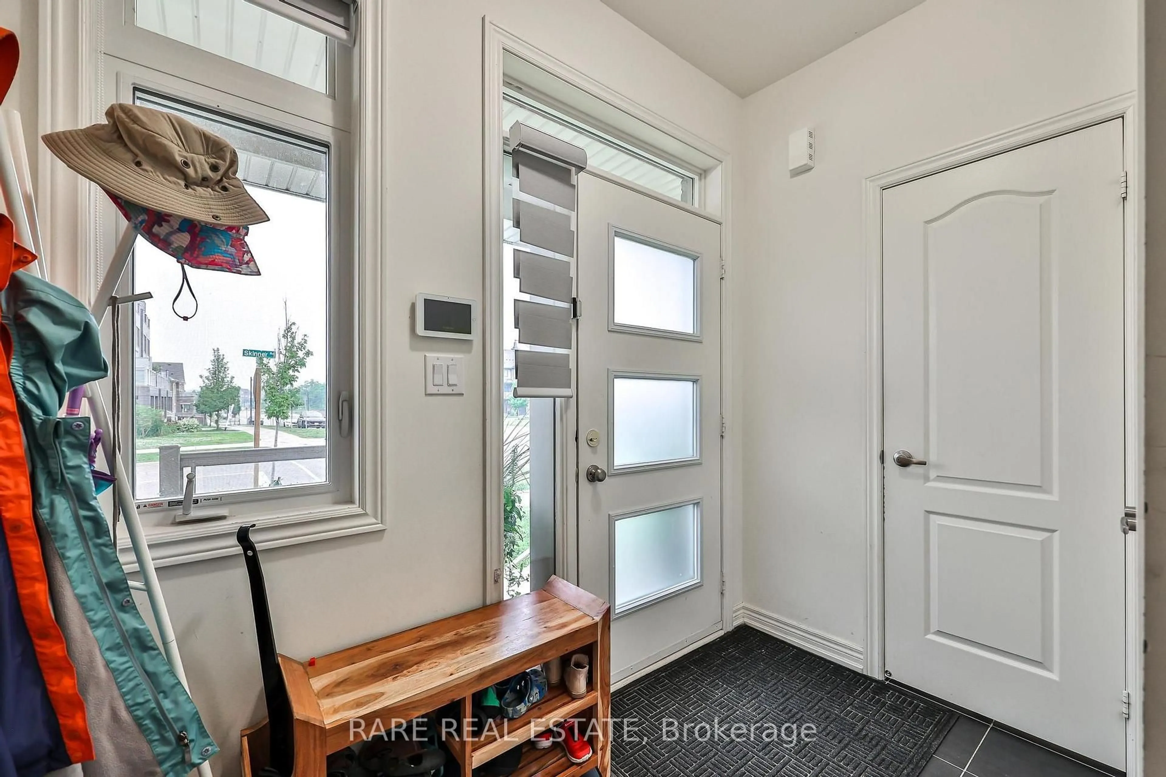 Indoor entryway for 274 Skinner Rd, Hamilton Ontario L8B 1X2